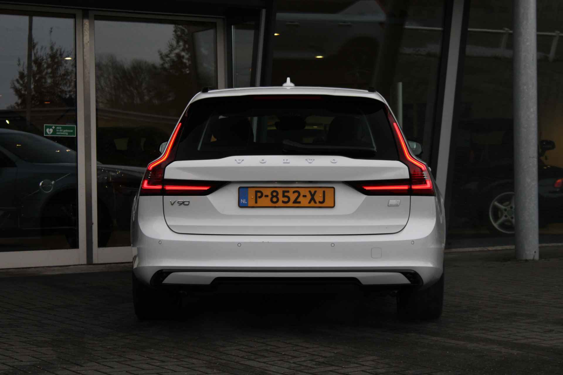 Volvo V90 T6 Plus Dark Long Range | Luchtvering | Harman/Kardon | 360° Camera | Panoramadak | Memory-Seats | BLIS | Trekhaak | DAB - 5/42