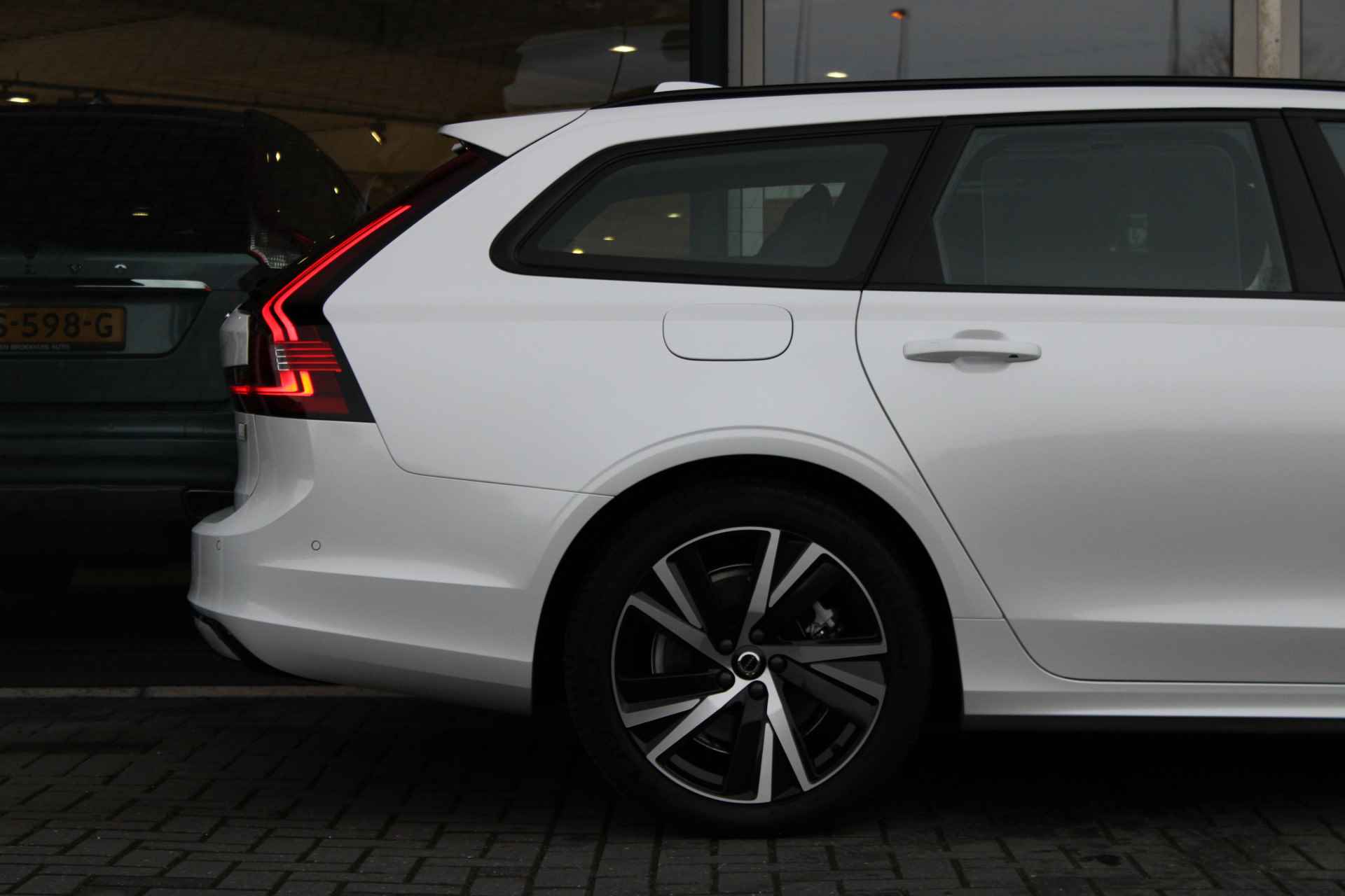 Volvo V90 T6 Plus Dark Long Range | Luchtvering | Harman/Kardon | 360° Camera | Panoramadak | Memory-Seats | BLIS | Trekhaak | DAB - 6/42