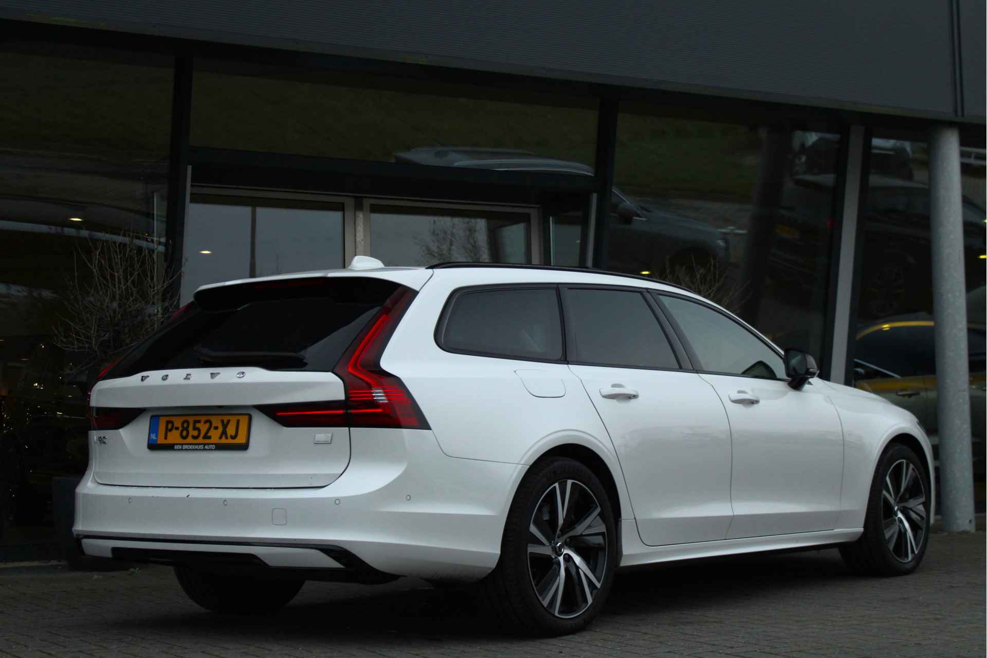 Volvo V90 T6 Plus Dark Long Range | Luchtvering | Harman/Kardon | 360° Camera | Panoramadak | Memory-Seats | BLIS | Trekhaak | DAB - 3/40