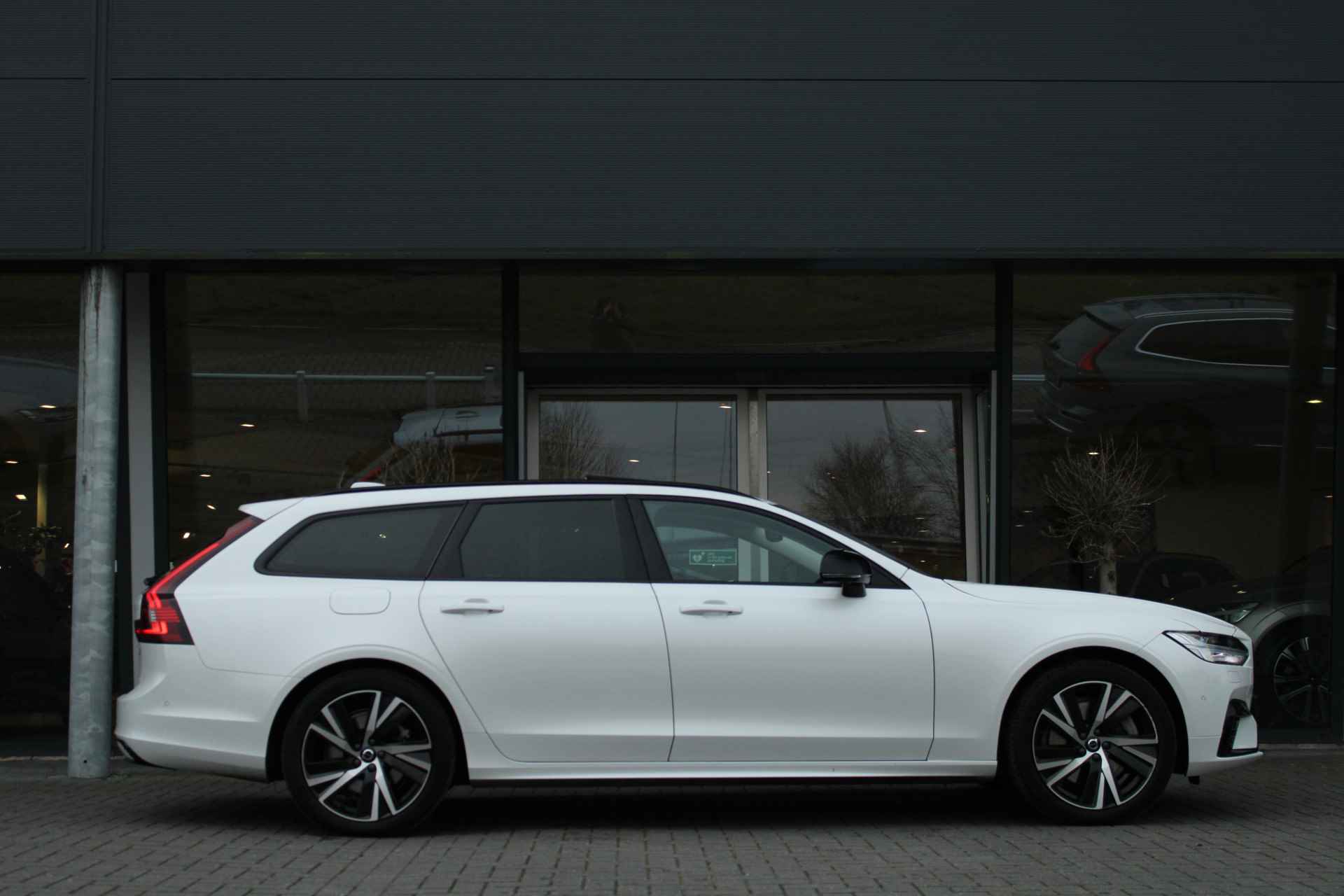 Volvo V90 T6 Plus Dark Long Range | Luchtvering | Harman/Kardon | 360° Camera | Panoramadak | Memory-Seats | BLIS | Trekhaak | DAB - 4/40