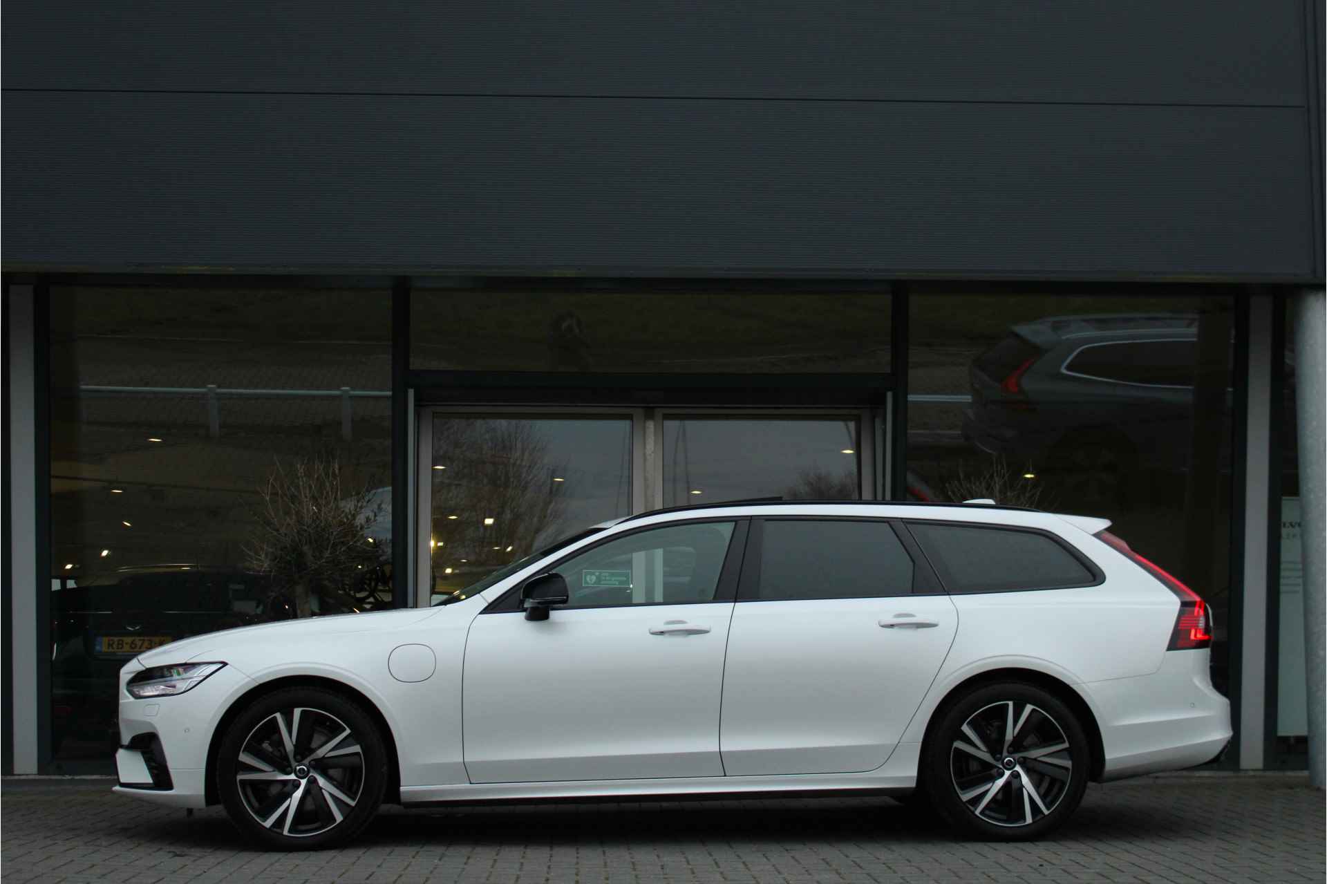 Volvo V90 T6 Plus Dark Long Range | Luchtvering | Harman/Kardon | 360° Camera | Panoramadak | Memory-Seats | BLIS | Trekhaak | DAB - 5/40