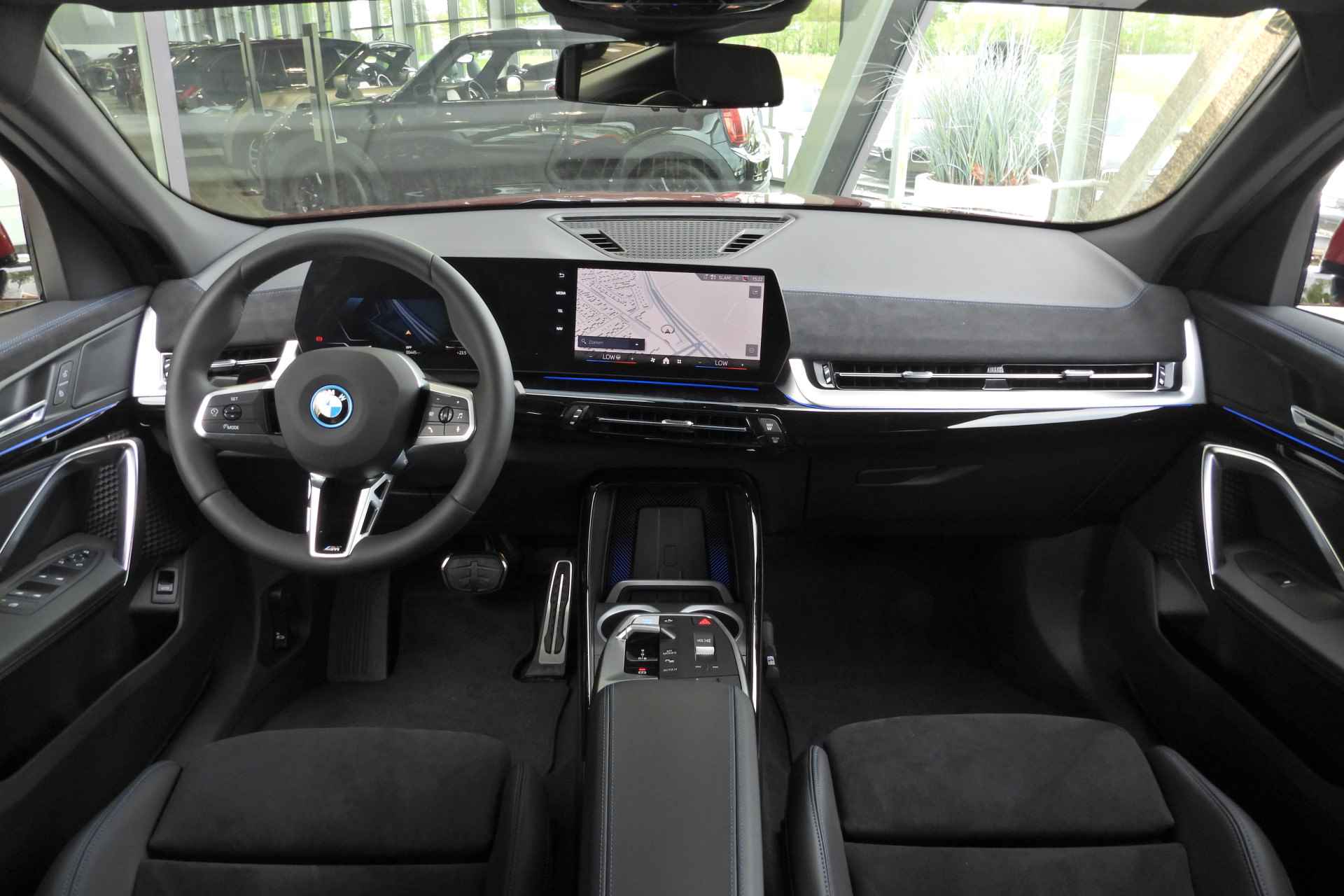 BMW iX2 eDrive20 M Sport 67kWh / Sportstoelen / Adaptieve LED / Adaptief M Onderstel / Parking Assistant / Comfort Access - 3/43