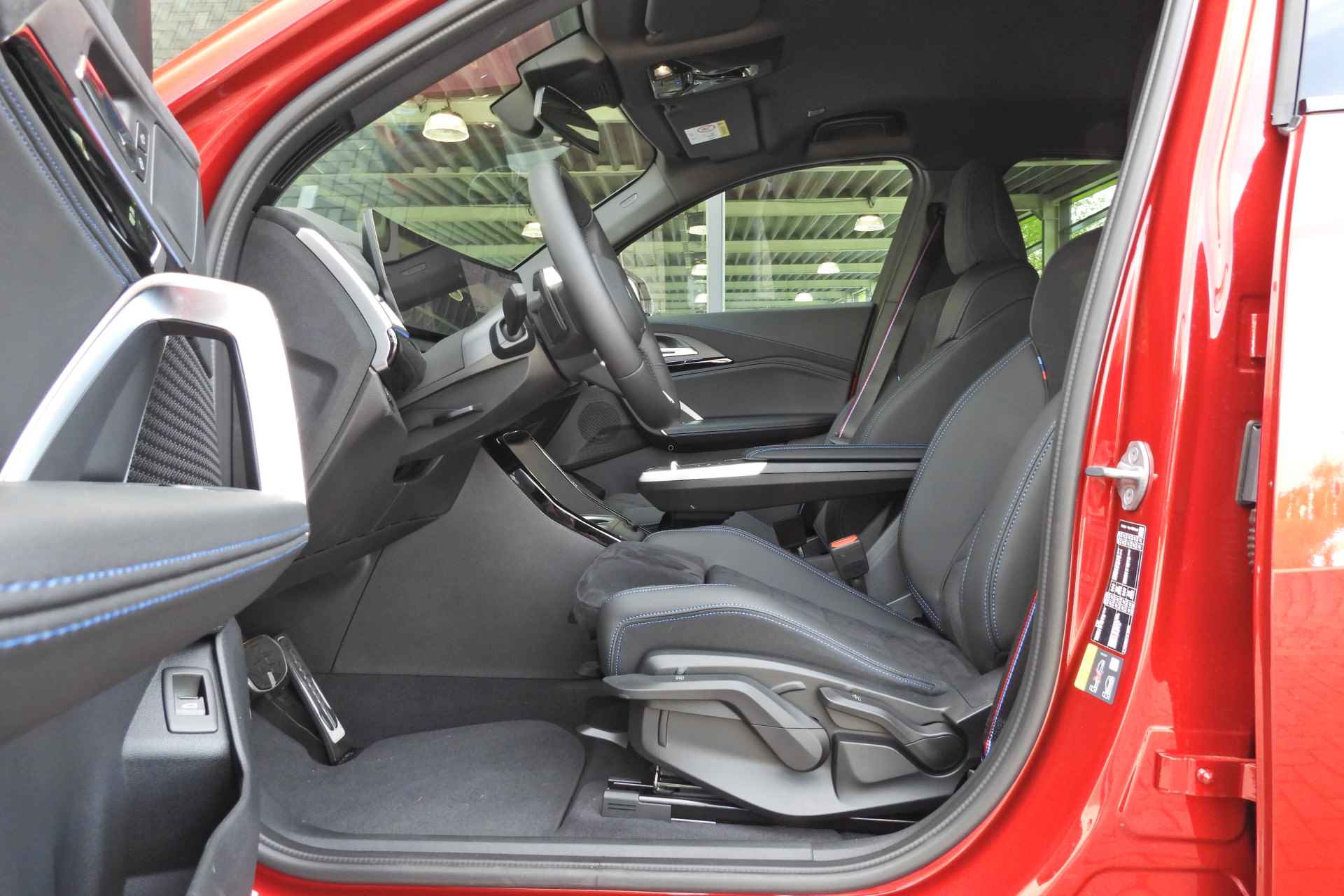 BMW iX2 eDrive20 M Sport 67kWh / Sportstoelen / Adaptieve LED / Adaptief M Onderstel / Parking Assistant / Comfort Access - 16/43