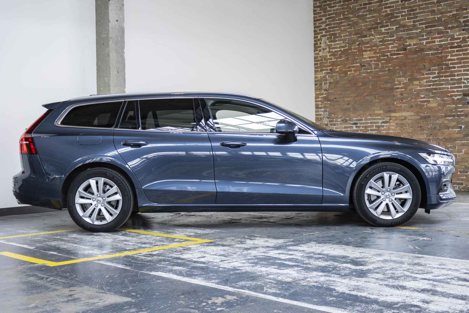 Volvo V60 B4 Automaat Business Pro | Blind Spot | Parkeercamera | Park Assist voor en achter | Adaptive cruise control | Extra getint glas | Keyless entree - 11/40