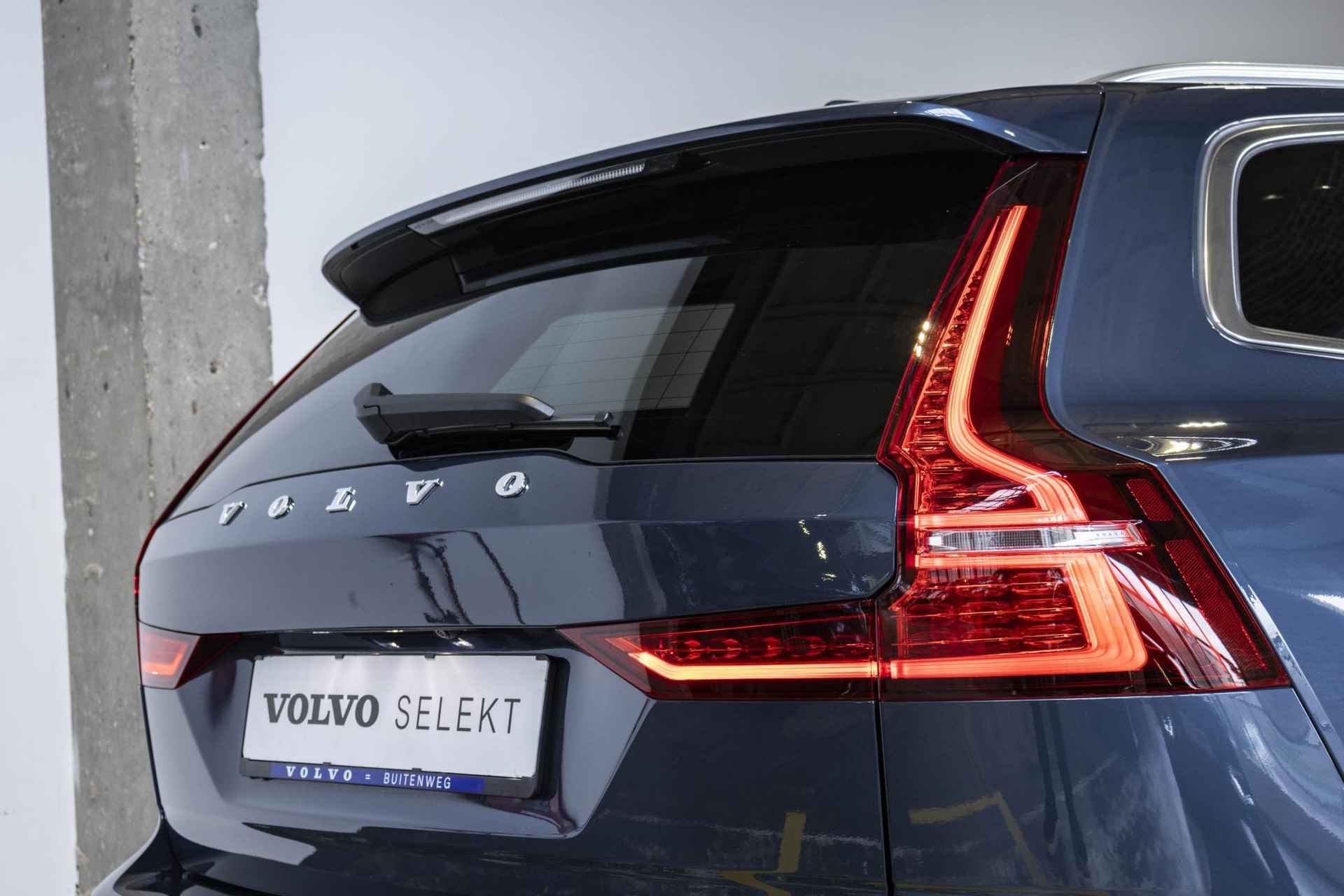 Volvo V60 B4 Automaat Business Pro | Blind Spot | Parkeercamera | Park Assist voor en achter | Adaptive cruise control | Extra getint glas | Keyless entree - 15/40