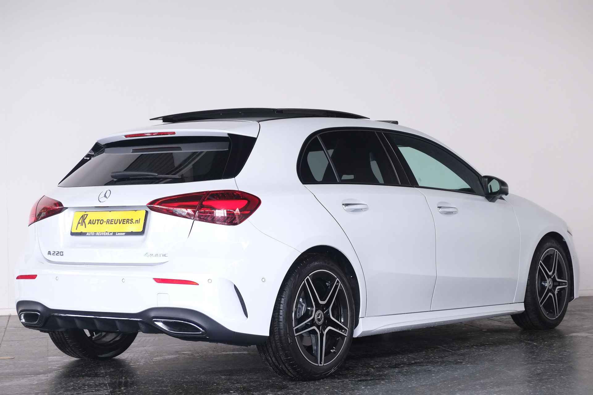 Mercedes-Benz A-Klasse 220 4MATIC AMG / Panorama / Opendak / Leder / LED / Burmester / Camera / Carplay - 2/35