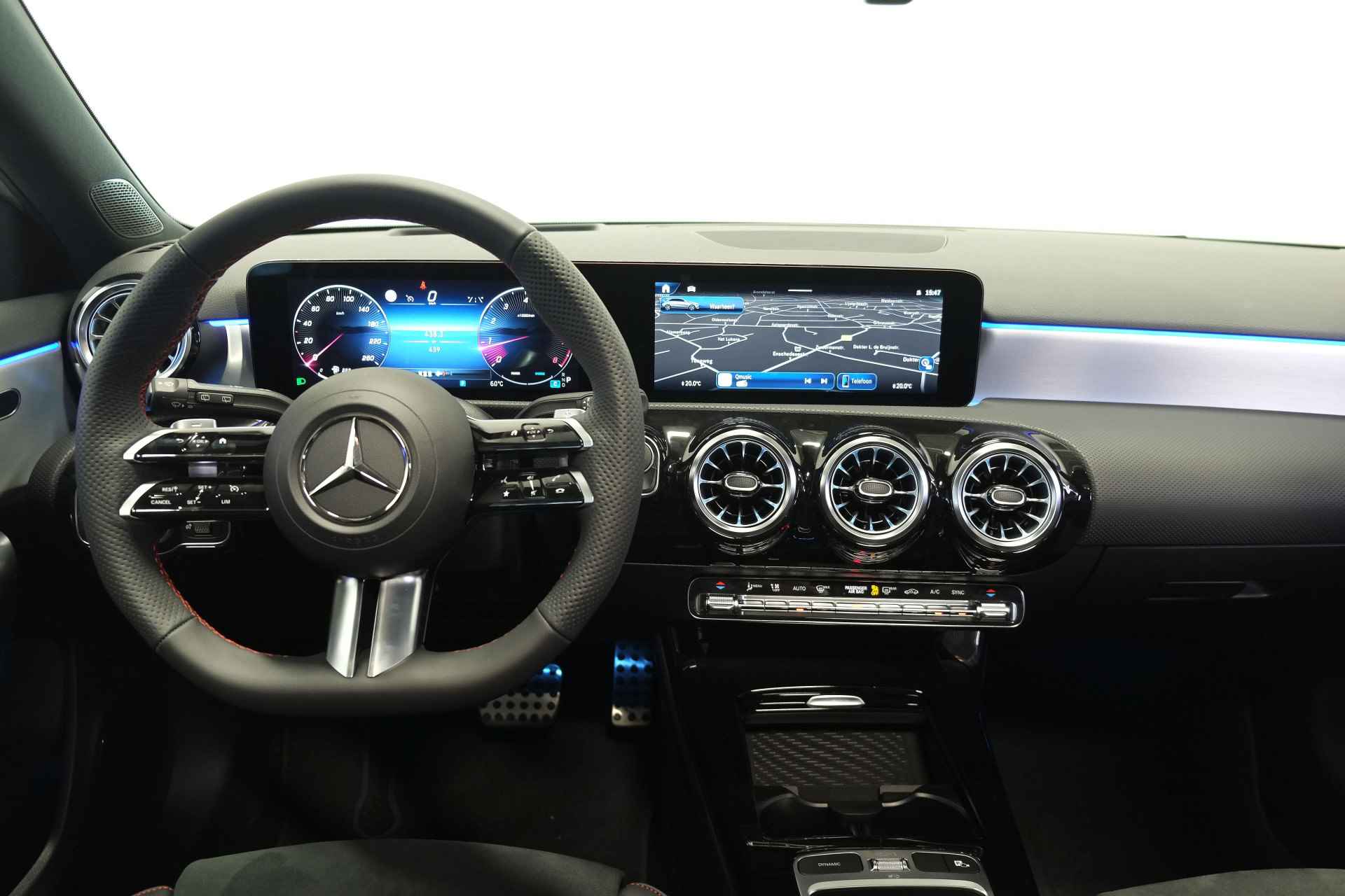 Mercedes-Benz A-Klasse 220 4MATIC AMG / Panorama / Opendak / Leder / LED / Burmester / Camera / Carplay - 4/35