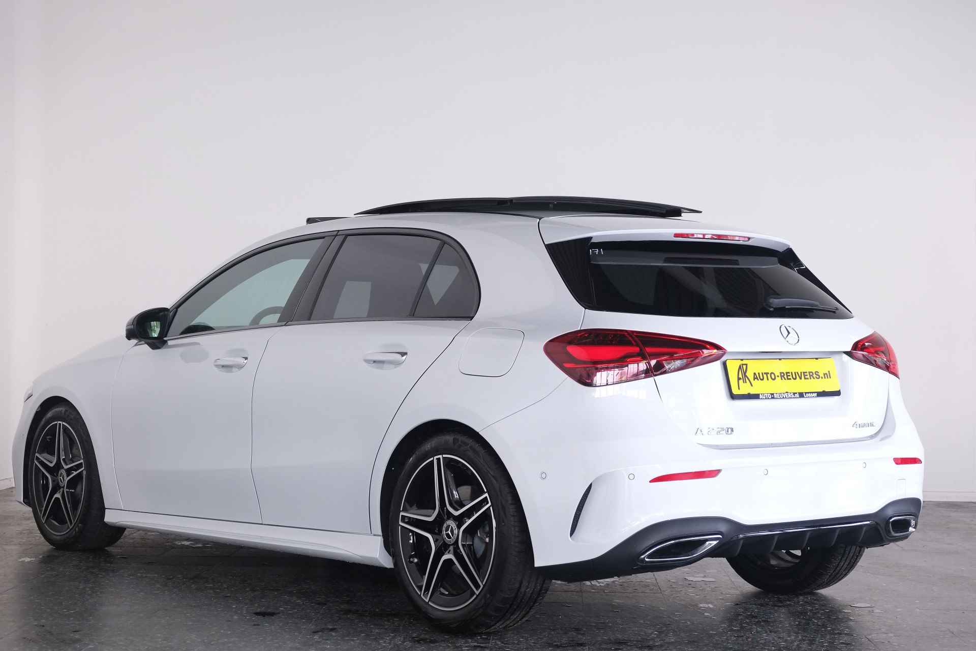 Mercedes-Benz A-Klasse 220 4MATIC AMG / Panorama / Opendak / Leder / LED / Burmester / Camera / Carplay - 10/35