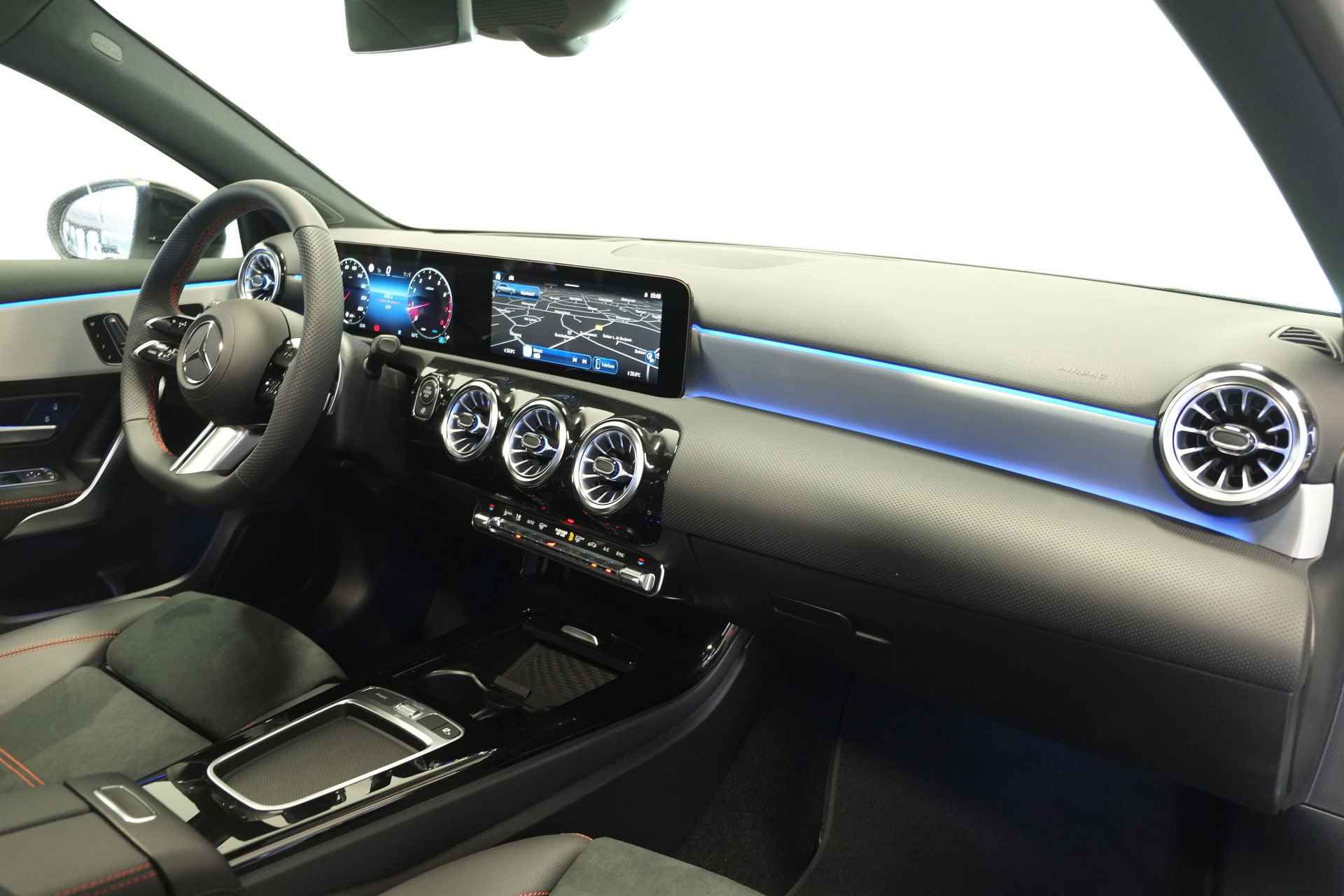 Mercedes-Benz A-Klasse 220 4MATIC AMG / Panorama / Opendak / Leder / LED / Burmester / Camera / Carplay - 11/35