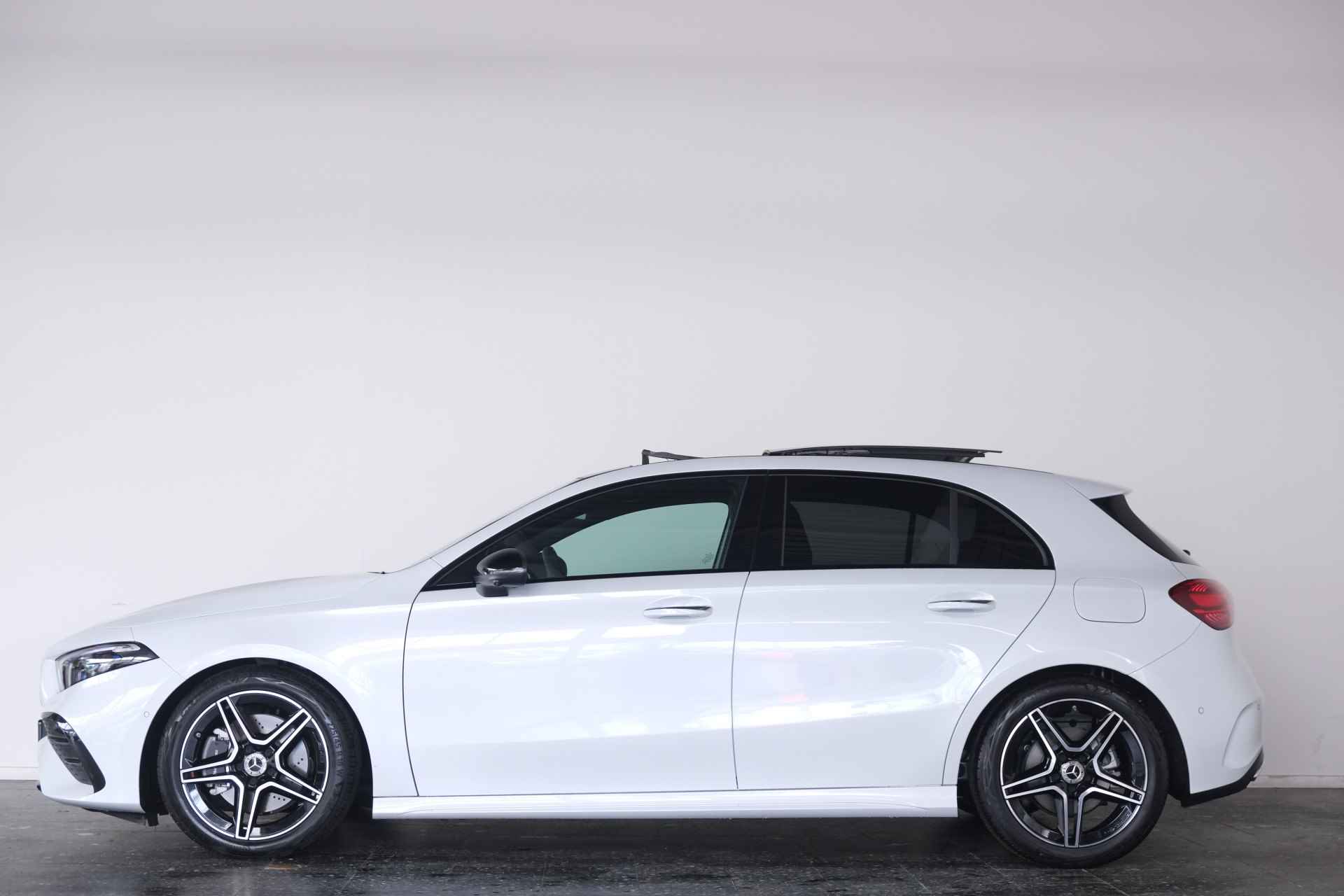 Mercedes-Benz A-Klasse 220 4MATIC AMG / Panorama / Opendak / Leder / LED / Burmester / Camera / Carplay - 35/35