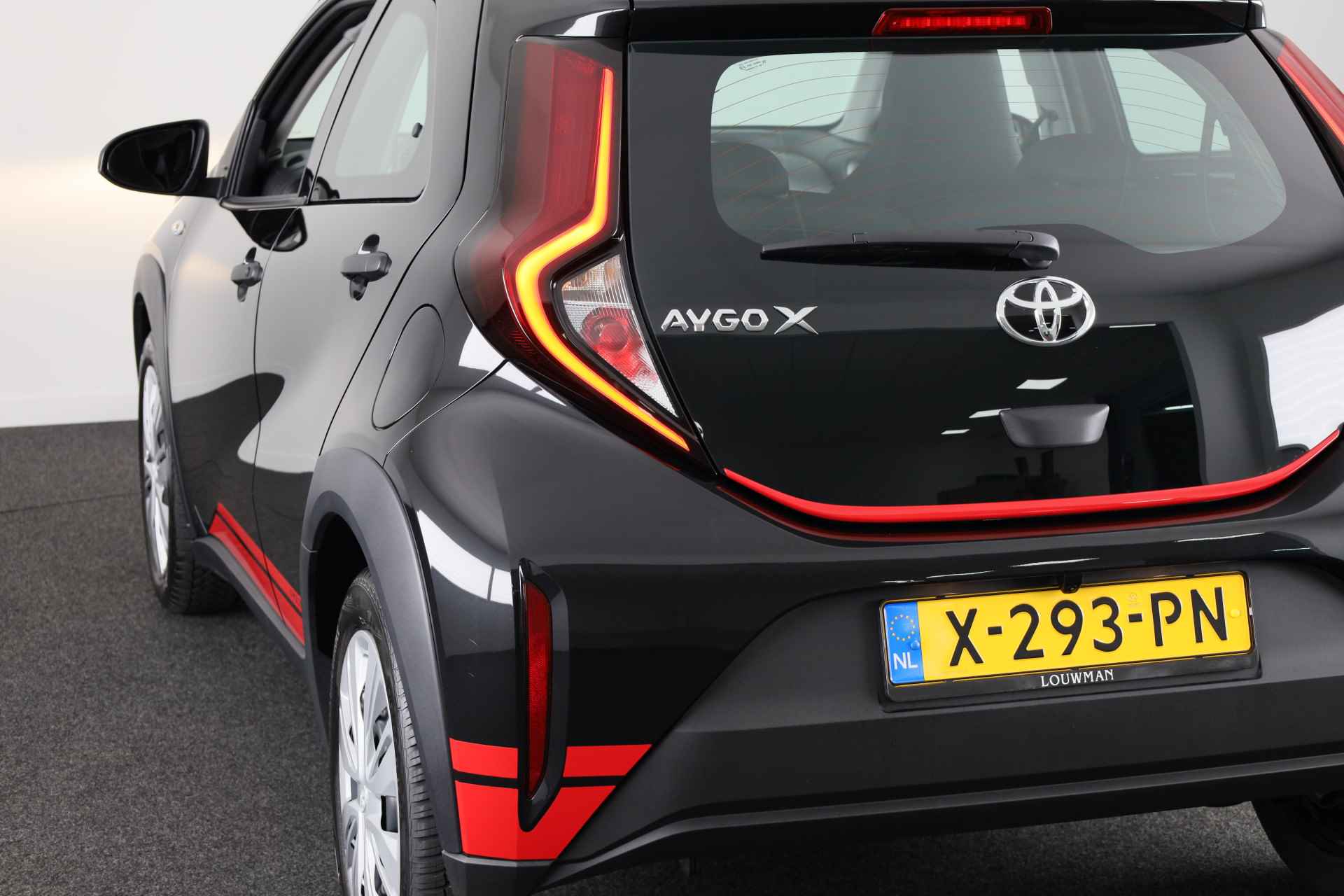 Toyota Aygo X 1.0 VVT-i MT Black & Red *Demo* | Apple Carplay / Android Auto | Parkeercamera | - 23/32