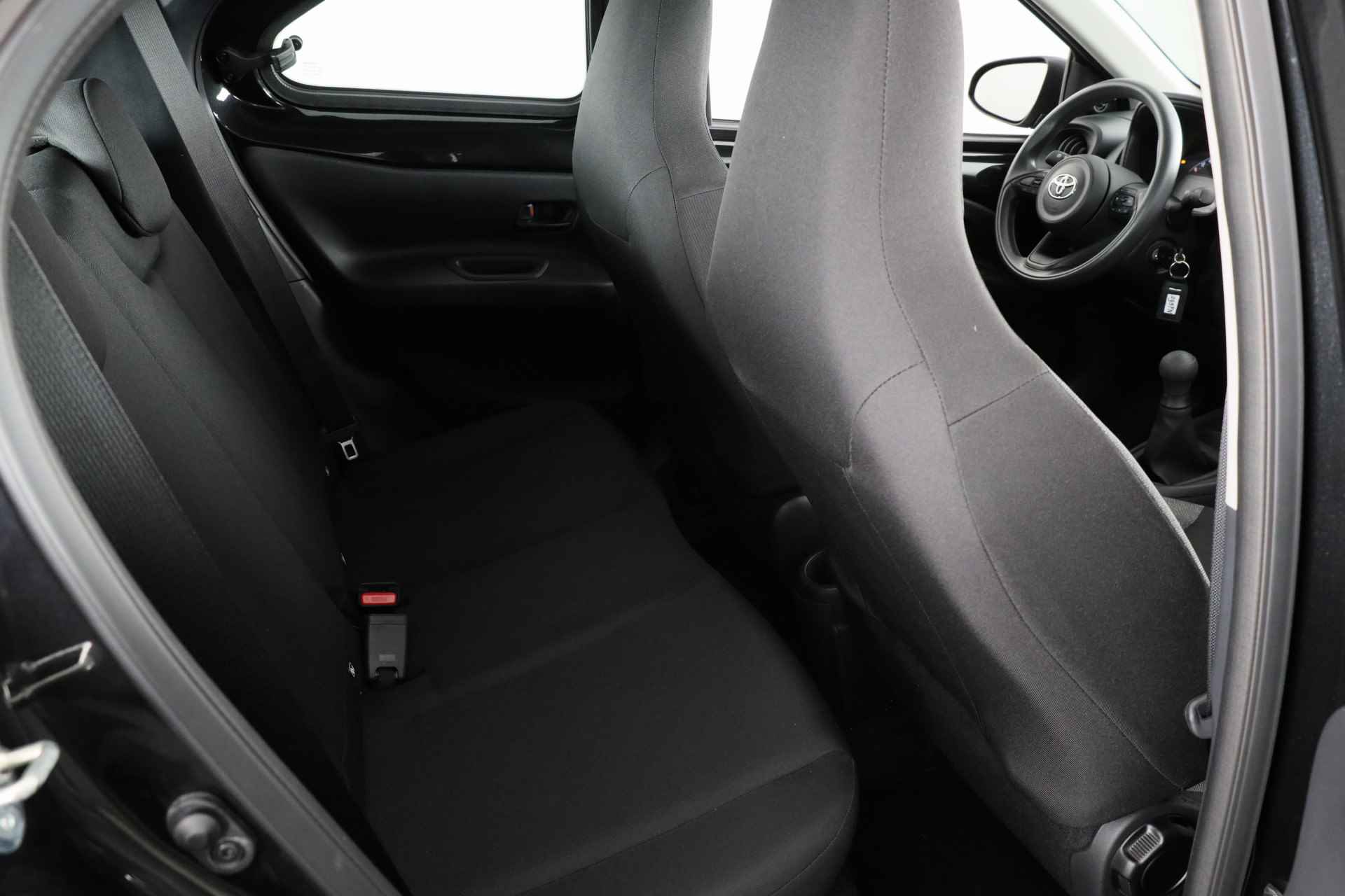 Toyota Aygo X 1.0 VVT-i MT Black & Red *Demo* | Apple Carplay / Android Auto | Parkeercamera | - 25/32