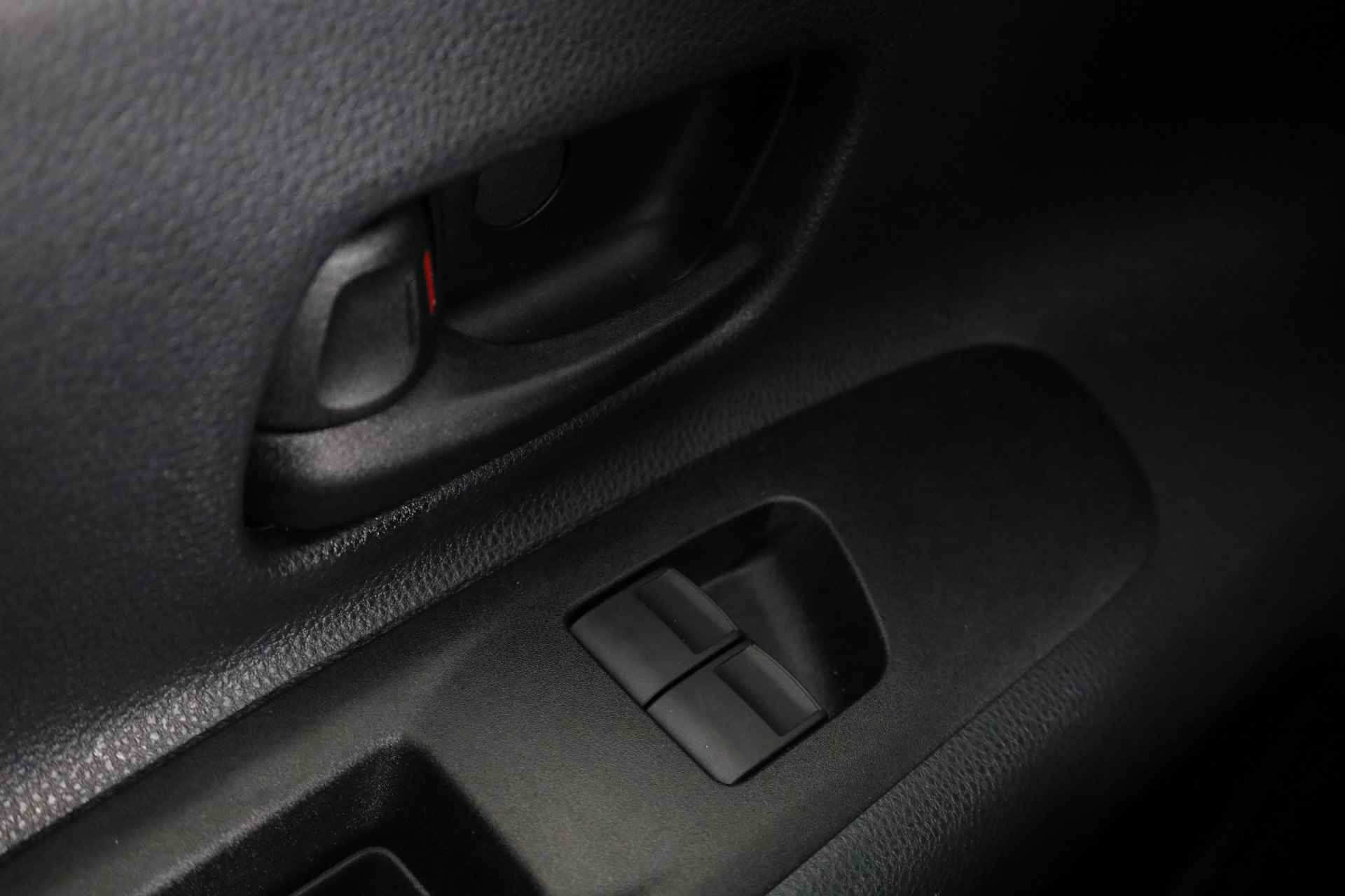 Toyota Aygo X 1.0 VVT-i MT Black & Red *Demo* | Apple Carplay / Android Auto | Parkeercamera | - 26/32