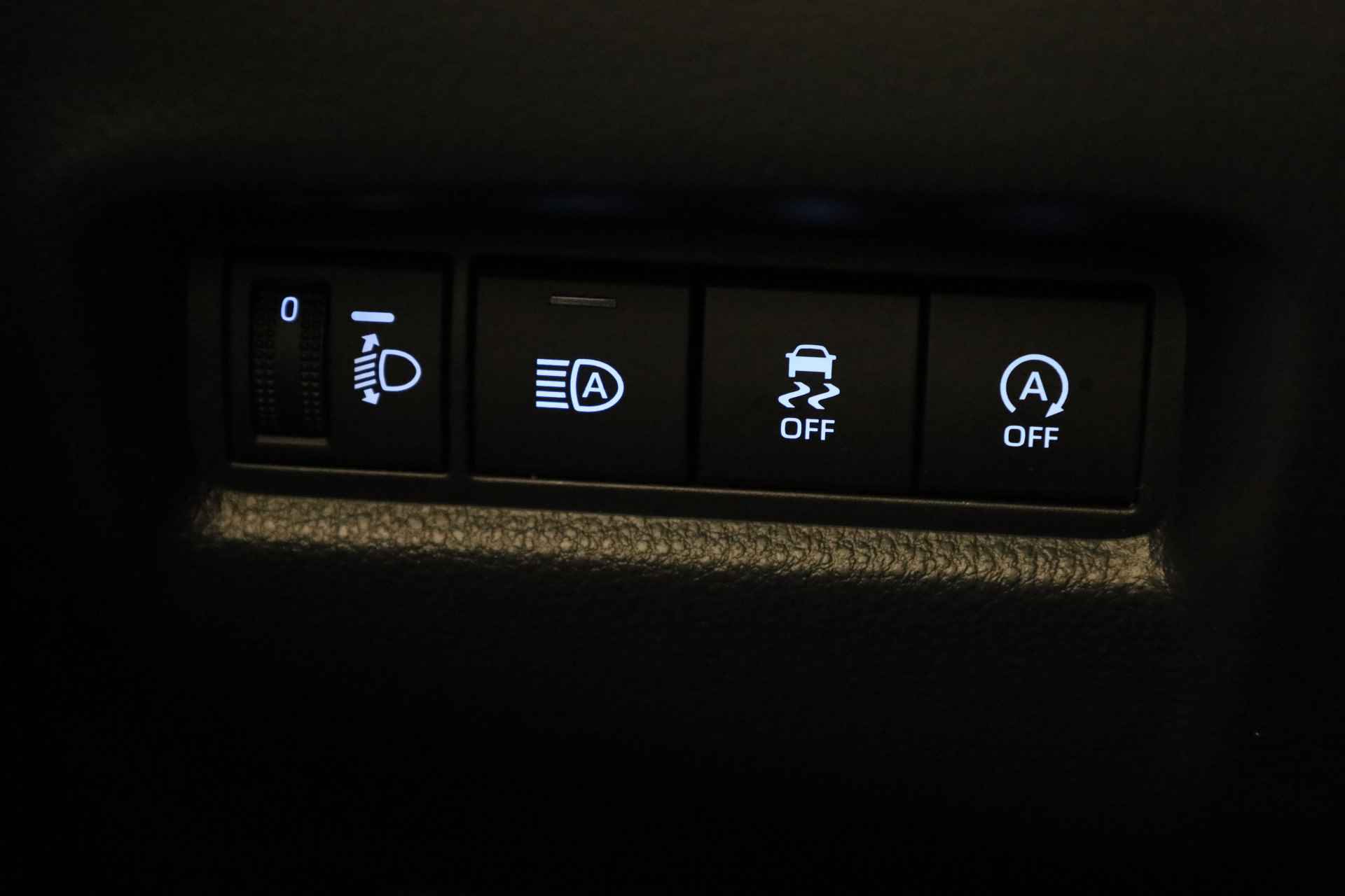 Toyota Aygo X 1.0 VVT-i MT Black & Red *Demo* | Apple Carplay / Android Auto | Parkeercamera | - 27/32