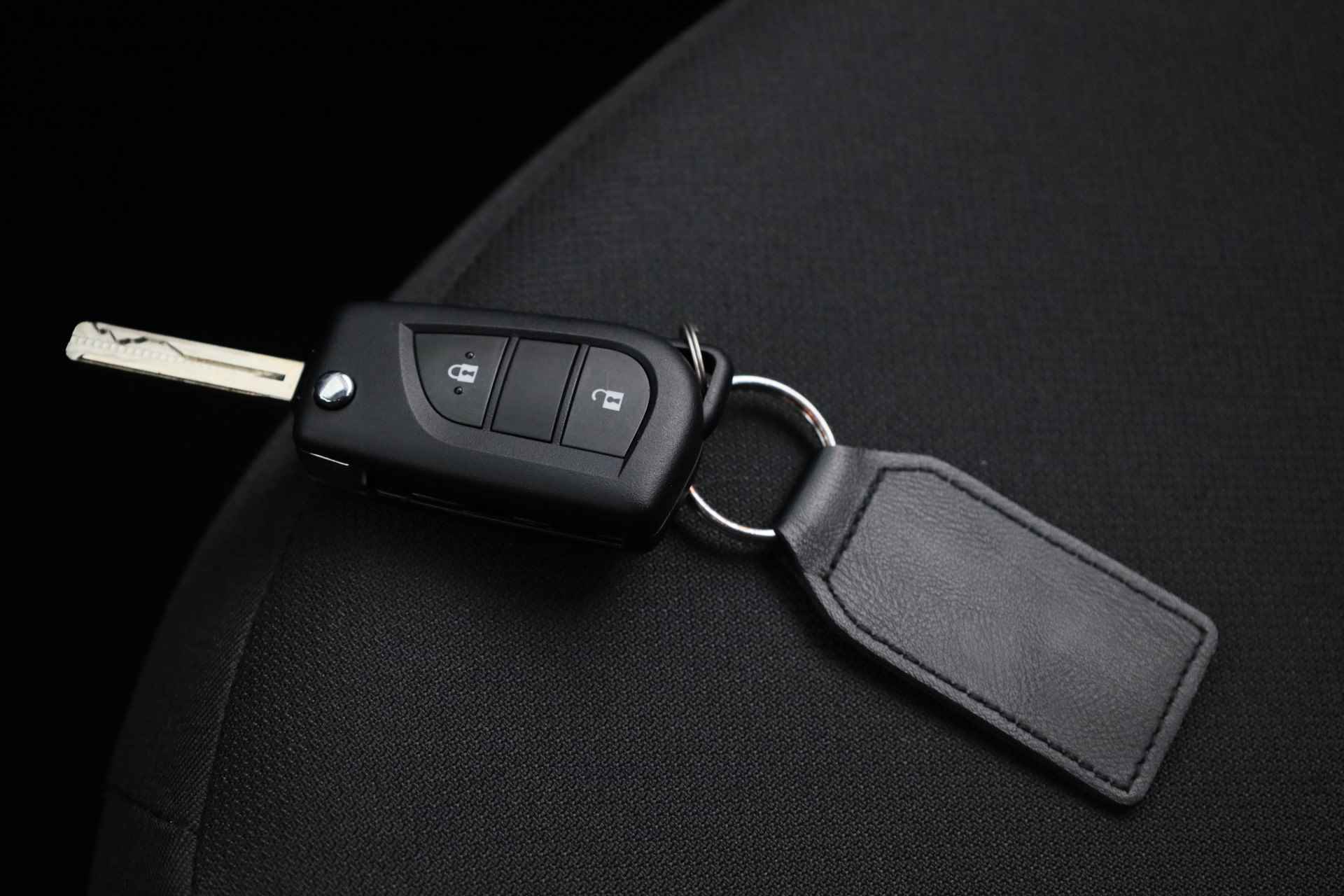 Toyota Aygo X 1.0 VVT-i MT Black & Red *Demo* | Apple Carplay / Android Auto | Parkeercamera | - 11/32