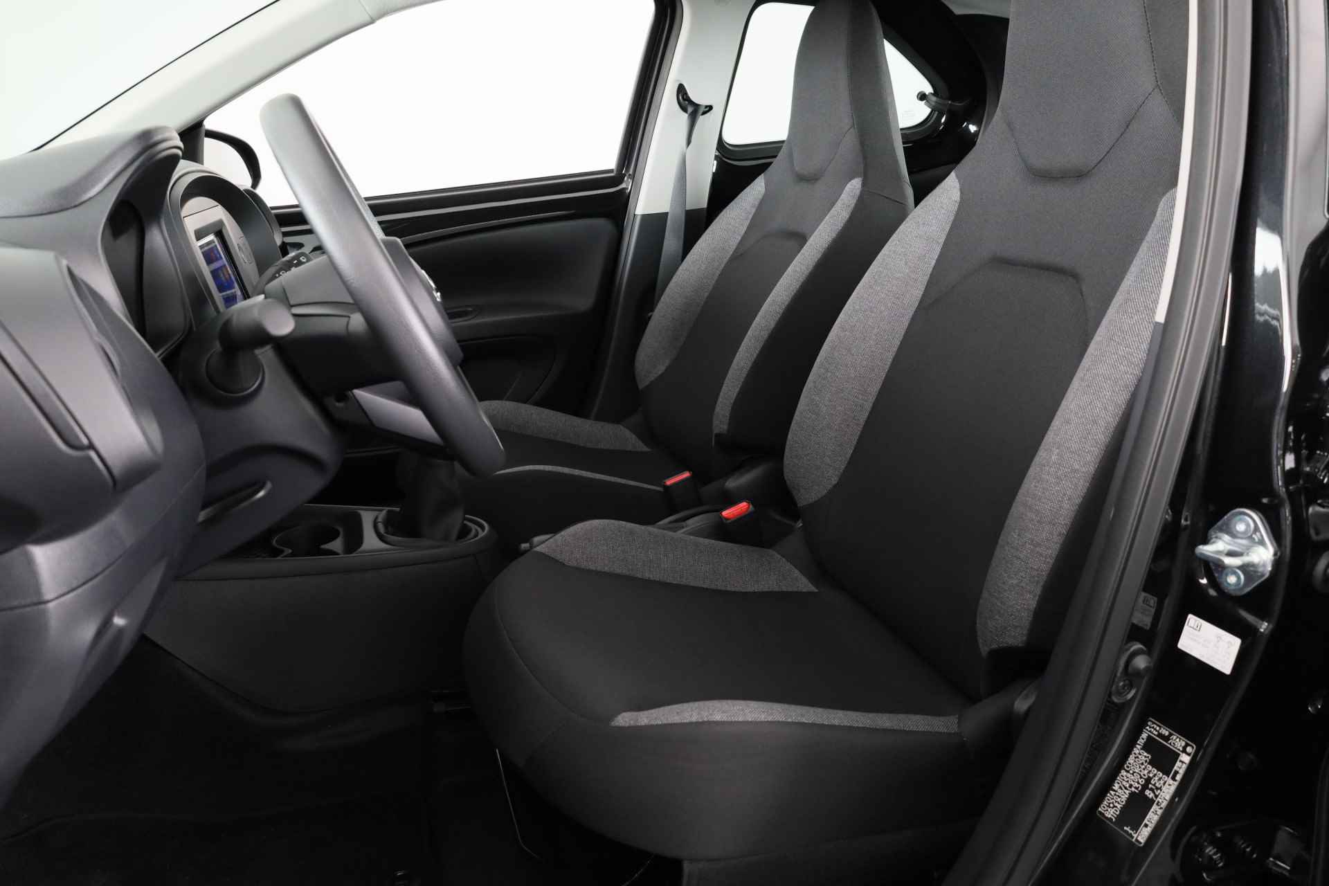 Toyota Aygo X 1.0 VVT-i MT Black & Red *Demo* | Apple Carplay / Android Auto | Parkeercamera | - 16/32
