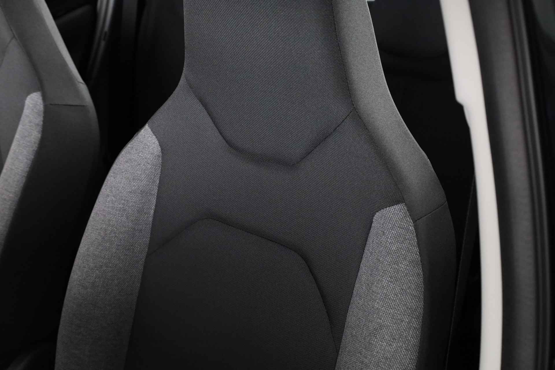 Toyota Aygo X 1.0 VVT-i MT Black & Red *Demo* | Apple Carplay / Android Auto | Parkeercamera | - 17/32