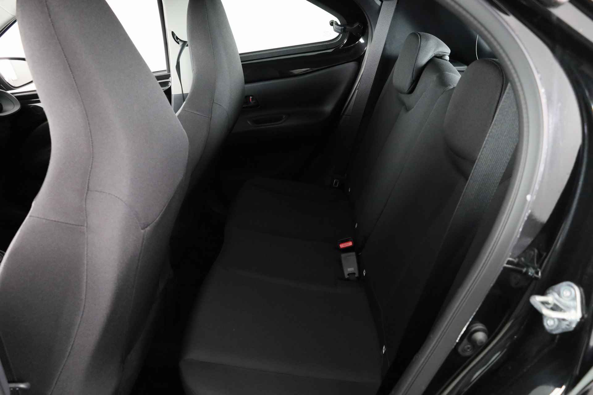 Toyota Aygo X 1.0 VVT-i MT Black & Red *Demo* | Apple Carplay / Android Auto | Parkeercamera | - 18/32