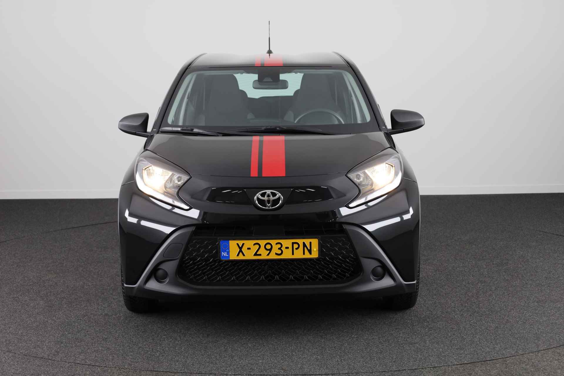 Toyota Aygo X 1.0 VVT-i MT Black & Red *Demo* | Apple Carplay / Android Auto | Parkeercamera | - 21/32