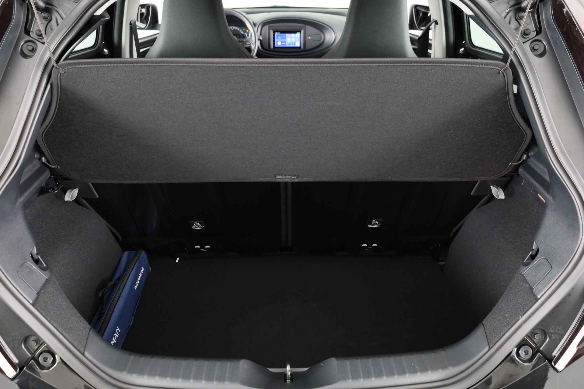 Toyota Aygo X 1.0 VVT-i MT Black & Red *Demo* | Apple Carplay / Android Auto | Parkeercamera | - 28/32