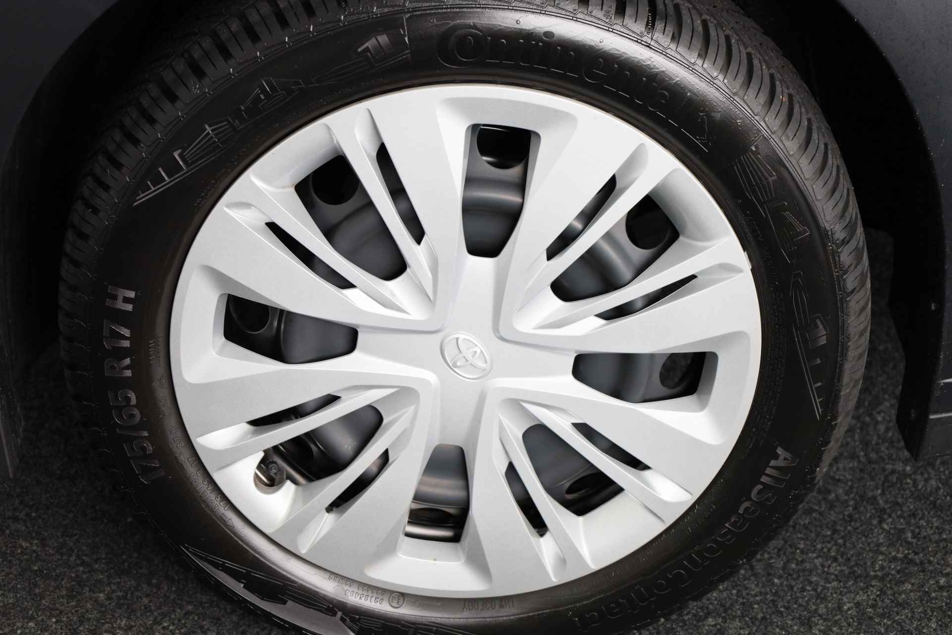 Toyota Aygo X 1.0 VVT-i MT Black & Red *Demo* | Apple Carplay / Android Auto | Parkeercamera | - 30/32