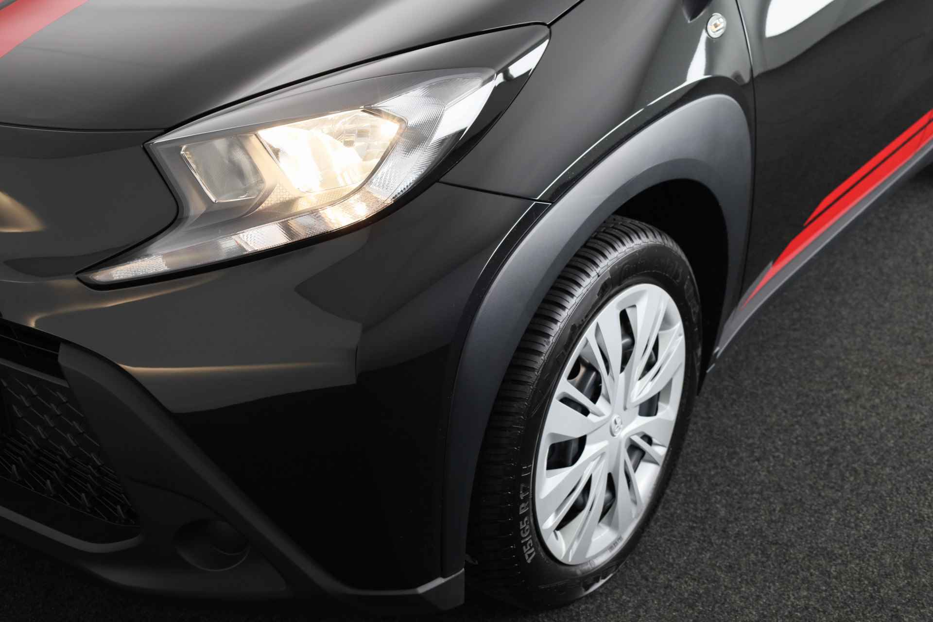 Toyota Aygo X 1.0 VVT-i MT Black & Red *Demo* | Apple Carplay / Android Auto | Parkeercamera | - 31/32