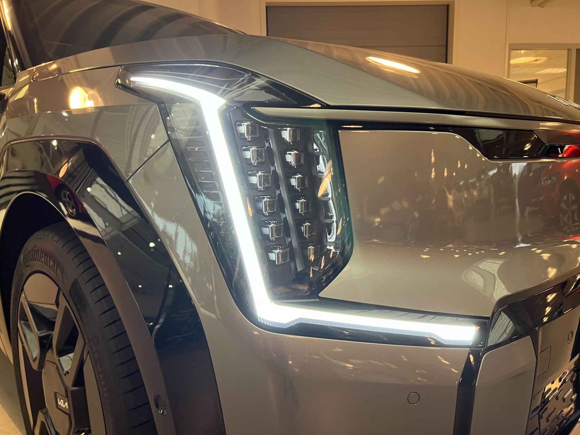 Kia EV9 Launch Edition GT-Line AWD 100 kWh | Te Bestellen! | Digitale Binnenspiegel | 360 Graden Camera | Stuurverwarming | Stoelverwarming-/Ventilatie V & A | Elektrische Achterklep | 21" LM Zwarte Velgen | - 11/59