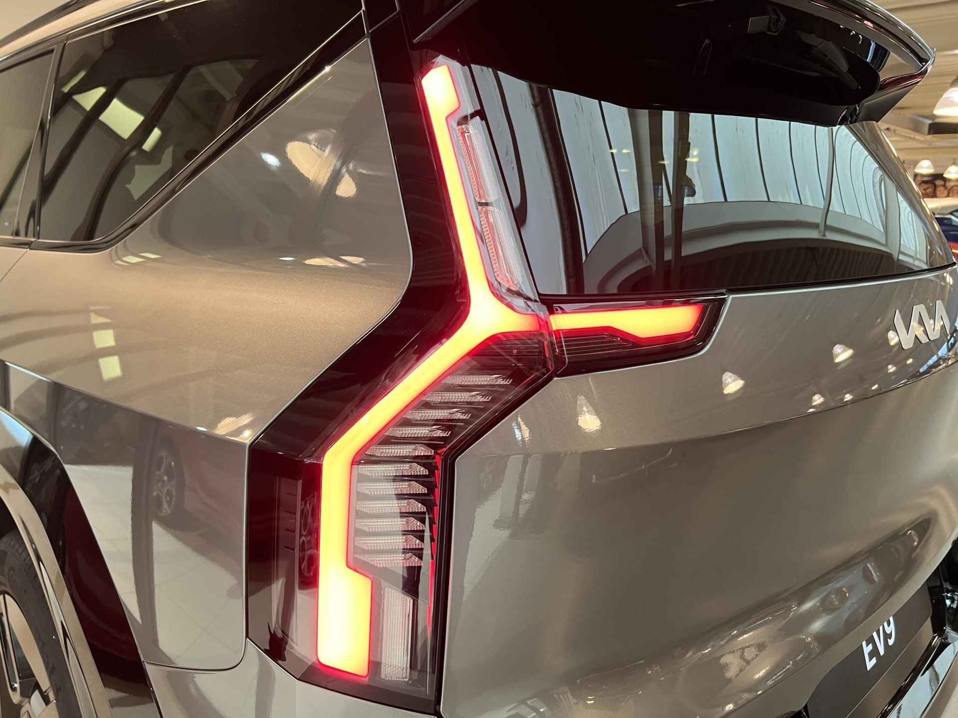 Kia EV9 Launch Edition GT-Line AWD 100 kWh | Te Bestellen! | Digitale Binnenspiegel | 360 Graden Camera | Stuurverwarming | Stoelverwarming-/Ventilatie V & A | Elektrische Achterklep | 21" LM Zwarte Velgen | - 12/59