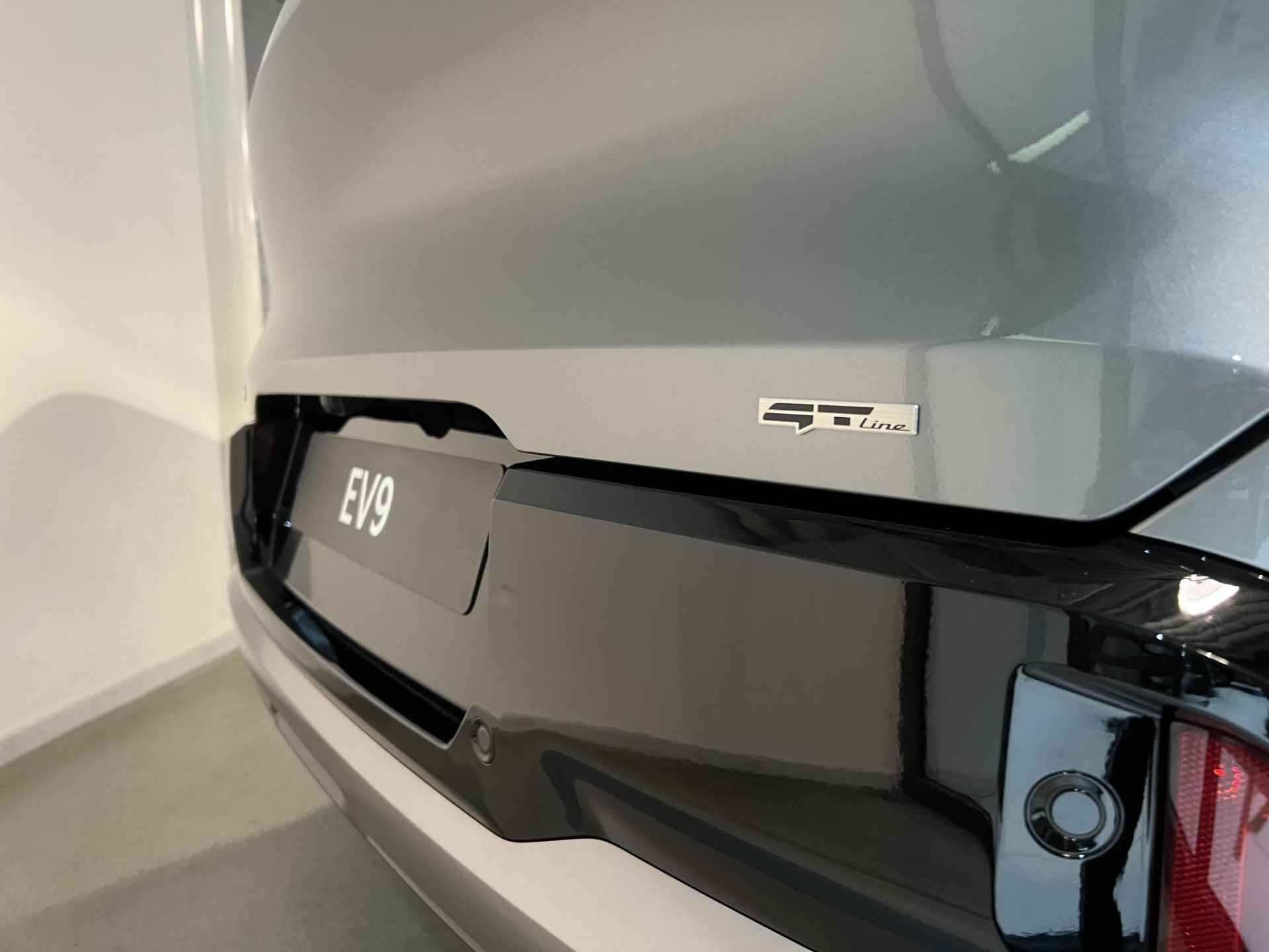 Kia EV9 Launch Edition GT-Line AWD 100 kWh | Te Bestellen! | Digitale Binnenspiegel | 360 Graden Camera | Stuurverwarming | Stoelverwarming-/Ventilatie V & A | Elektrische Achterklep | 21" LM Zwarte Velgen | - 16/59