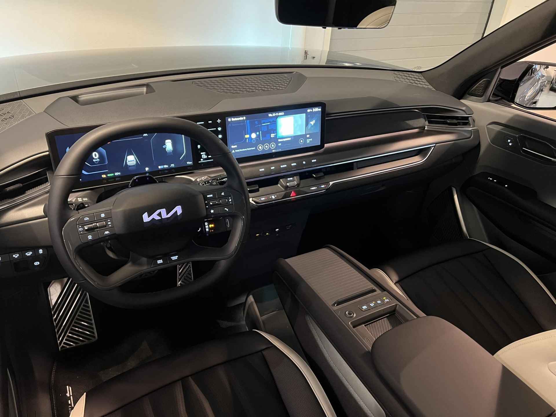 Kia EV9 Launch Edition GT-Line AWD 100 kWh | Te Bestellen! | Digitale Binnenspiegel | 360 Graden Camera | Stuurverwarming | Stoelverwarming-/Ventilatie V & A | Elektrische Achterklep | 21" LM Zwarte Velgen | - 19/59