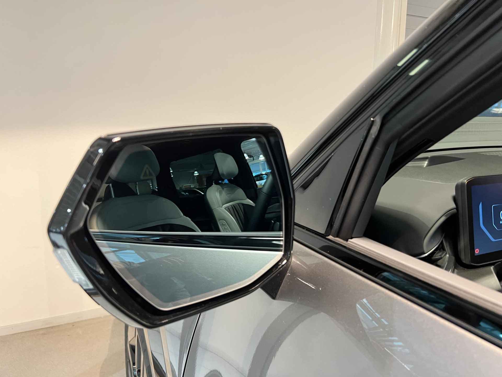 Kia EV9 Launch Edition GT-Line AWD 100 kWh | Te Bestellen! | Digitale Binnenspiegel | 360 Graden Camera | Stuurverwarming | Stoelverwarming-/Ventilatie V & A | Elektrische Achterklep | 21" LM Zwarte Velgen | - 35/59