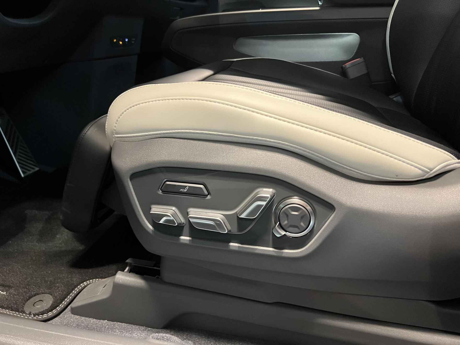 Kia EV9 Launch Edition GT-Line AWD 100 kWh | Te Bestellen! | Digitale Binnenspiegel | 360 Graden Camera | Stuurverwarming | Stoelverwarming-/Ventilatie V & A | Elektrische Achterklep | 21" LM Zwarte Velgen | - 36/59