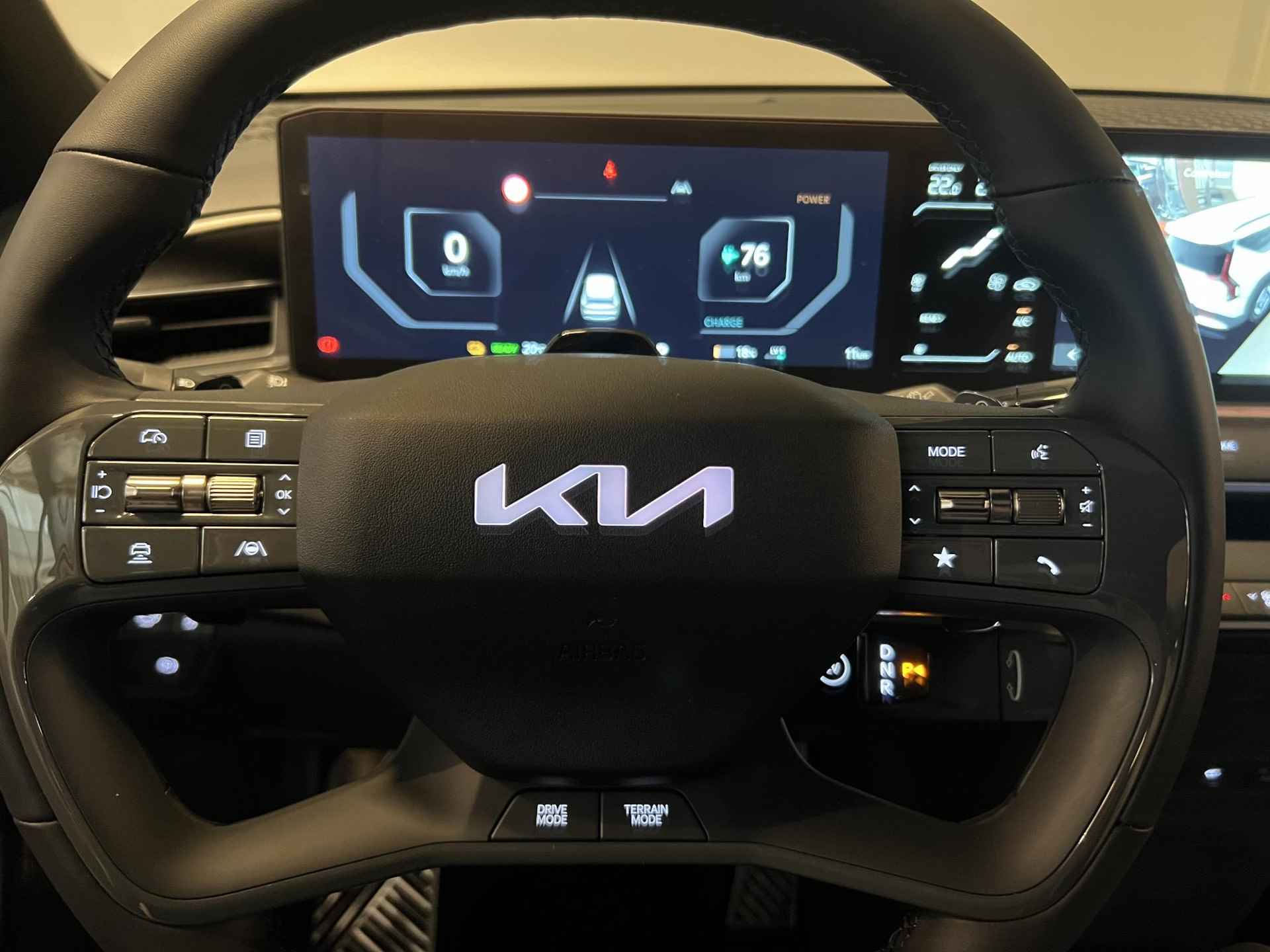 Kia EV9 Launch Edition GT-Line AWD 100 kWh | Te Bestellen! | Digitale Binnenspiegel | 360 Graden Camera | Stuurverwarming | Stoelverwarming-/Ventilatie V & A | Elektrische Achterklep | 21" LM Zwarte Velgen | - 45/59