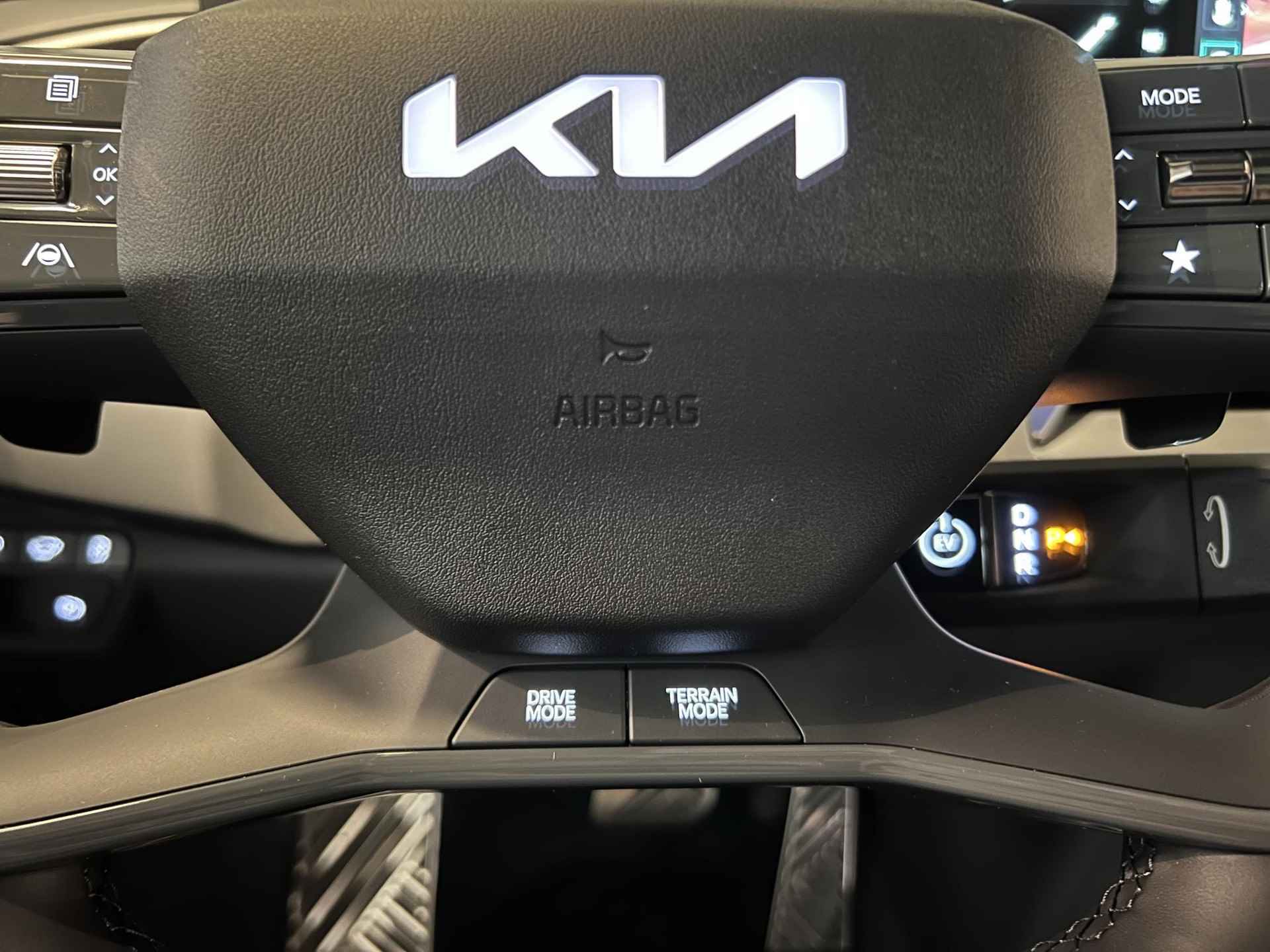Kia EV9 Launch Edition GT-Line AWD 100 kWh | Te Bestellen! | Digitale Binnenspiegel | 360 Graden Camera | Stuurverwarming | Stoelverwarming-/Ventilatie V & A | Elektrische Achterklep | 21" LM Zwarte Velgen | - 48/59