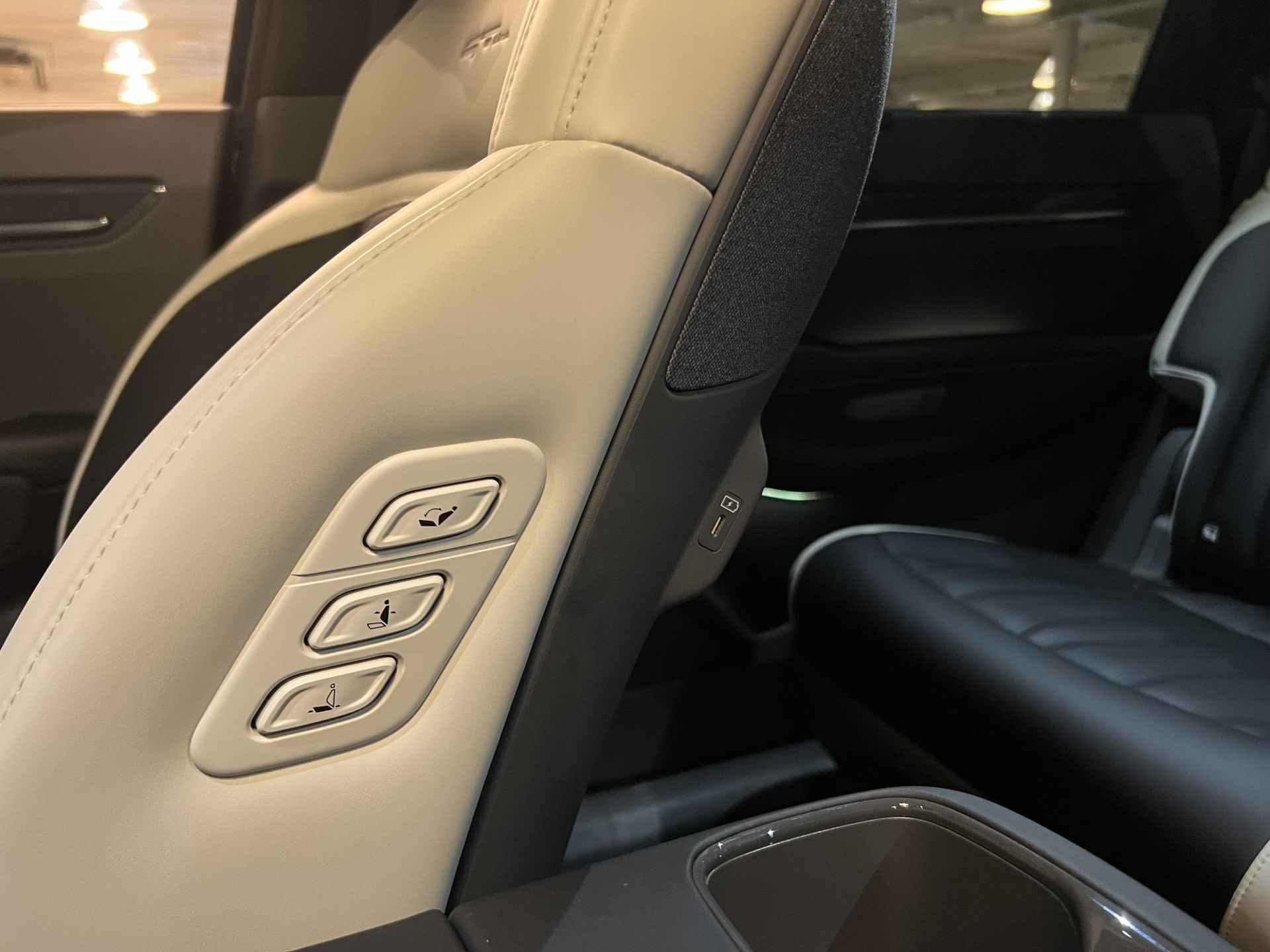 Kia EV9 Launch Edition GT-Line AWD 100 kWh | Te Bestellen! | Digitale Binnenspiegel | 360 Graden Camera | Stuurverwarming | Stoelverwarming-/Ventilatie V & A | Elektrische Achterklep | 21" LM Zwarte Velgen | - 52/59