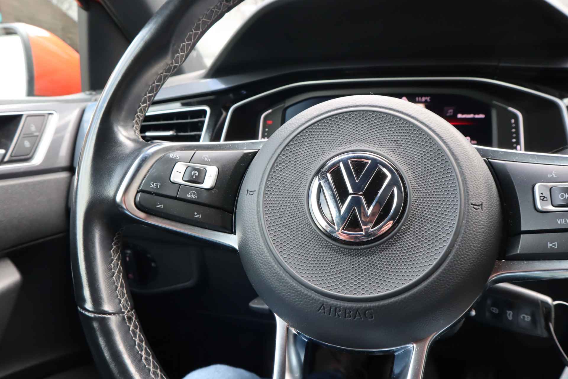 Volkswagen Polo 1.0 TSI Highline Business R | Schuifdak | R-Line in- en exterieur | Digitaal Dashboard | Park Assist | Navigatie - 16/45