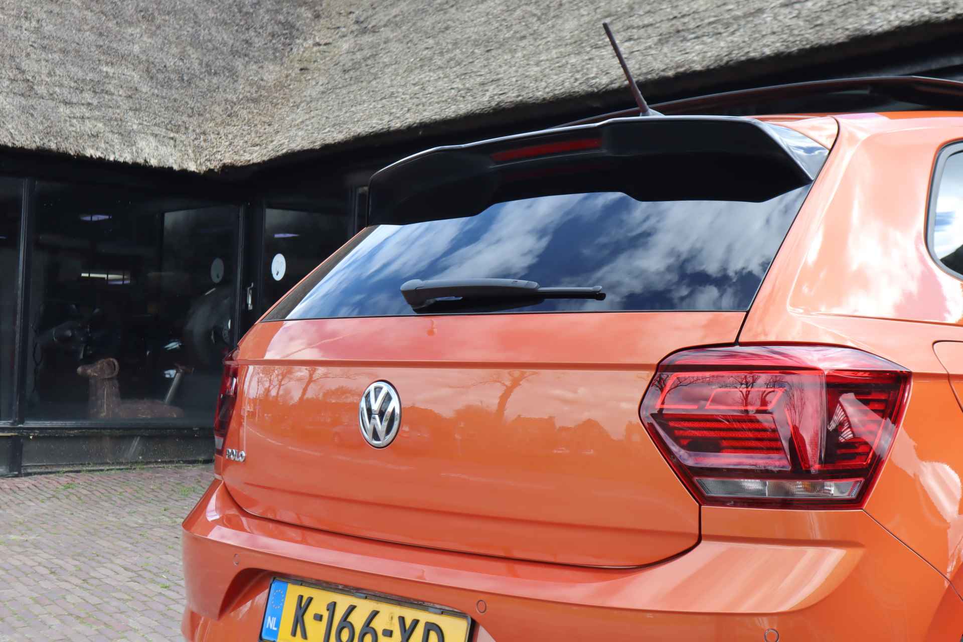 Volkswagen Polo 1.0 TSI Highline Business R | Schuifdak | R-Line in- en exterieur | Digitaal Dashboard | Park Assist | Navigatie - 33/45