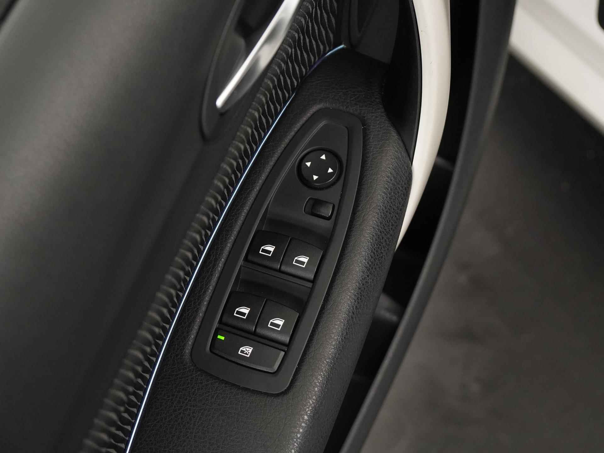 BMW 1-serie 116i Executive Automaat | Navigatie | Zondag Open! - 34/36