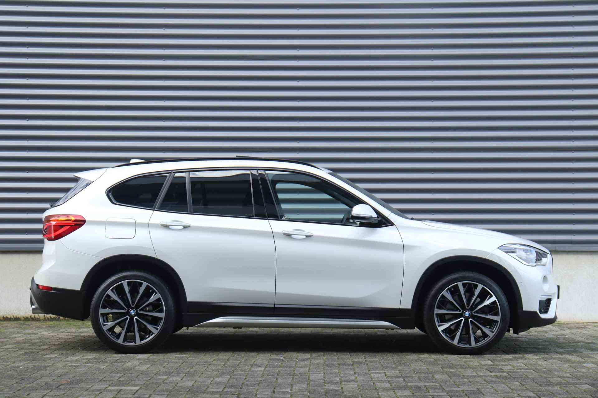 BMW X1 xDrive20i | High Executive | X-Line | Trekhaak | Panodak | Harman Kardon | Elektr. Voorstoelen | Achteruitrijcamera | Head-Up | 18''LMV - 5/38