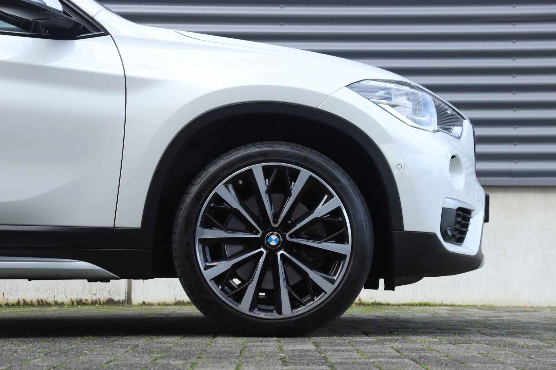 BMW X1 xDrive20i | High Executive | X-Line | Trekhaak | Panodak | Harman Kardon | Elektr. Voorstoelen | Achteruitrijcamera | Head-Up | 18''LMV - 6/38