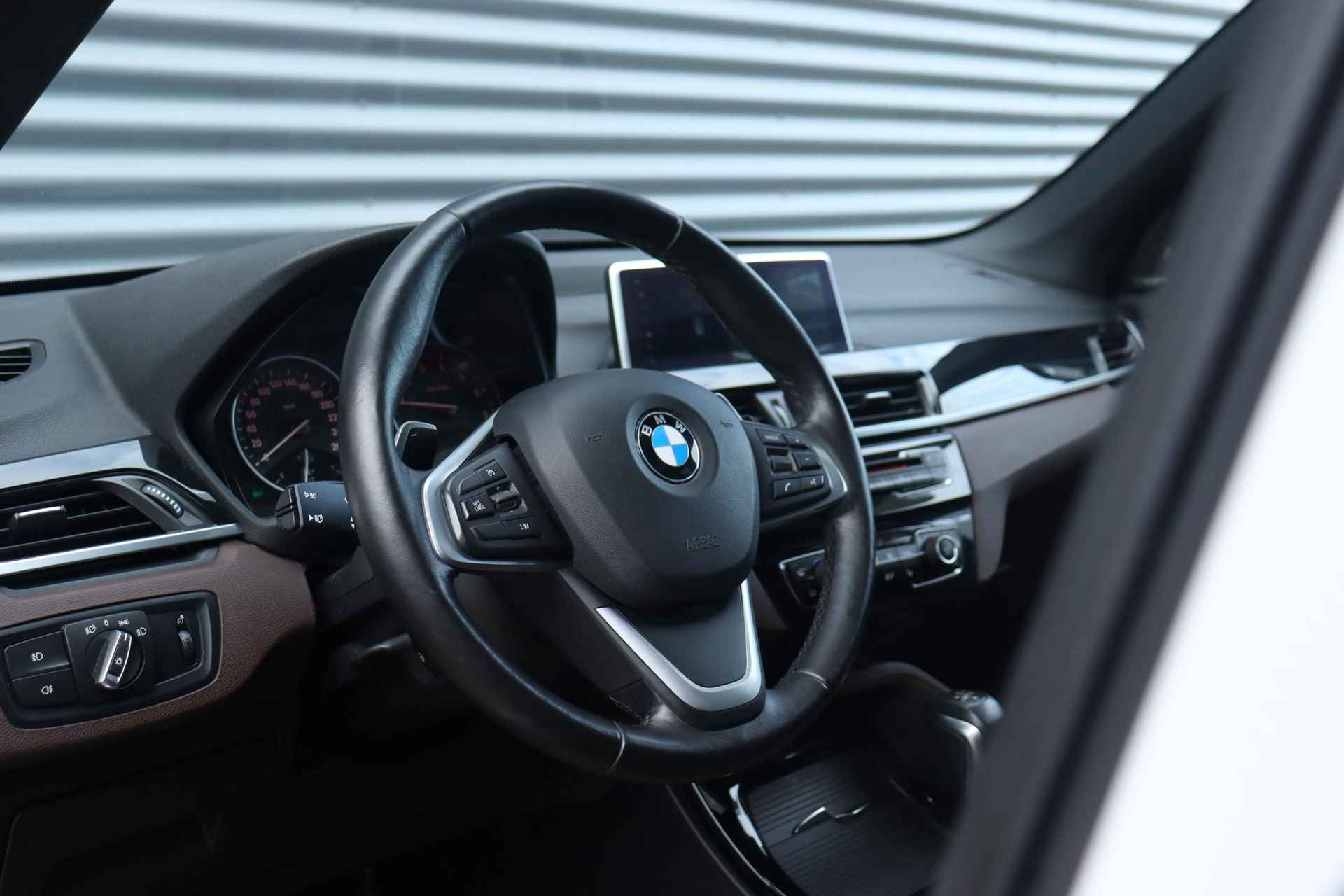 BMW X1 xDrive20i | High Executive | X-Line | Trekhaak | Panodak | Harman Kardon | Elektr. Voorstoelen | Achteruitrijcamera | Head-Up | 18''LMV - 14/38