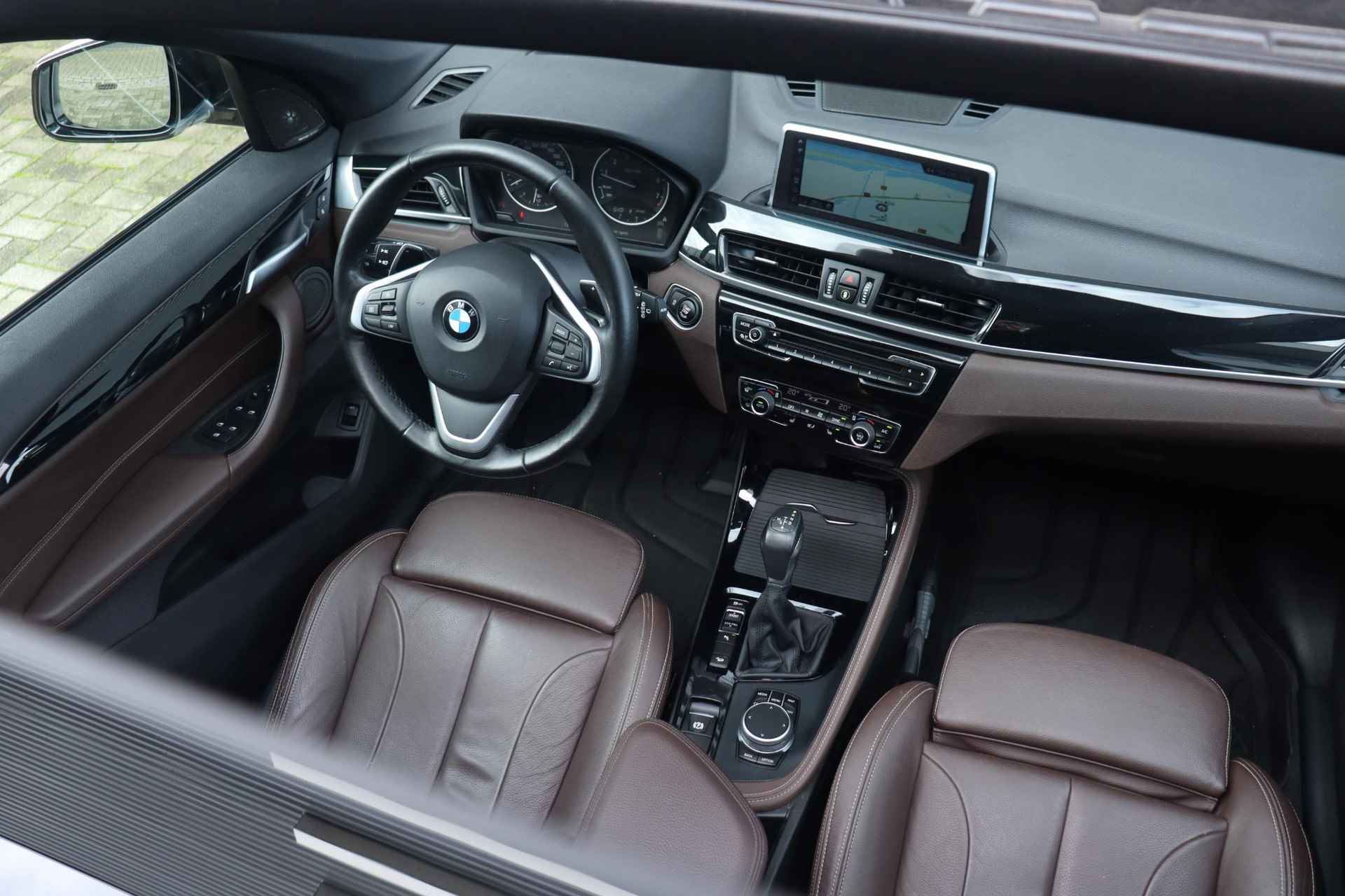 BMW X1 xDrive20i | High Executive | X-Line | Trekhaak | Panodak | Harman Kardon | Elektr. Voorstoelen | Achteruitrijcamera | Head-Up | 18''LMV - 15/38