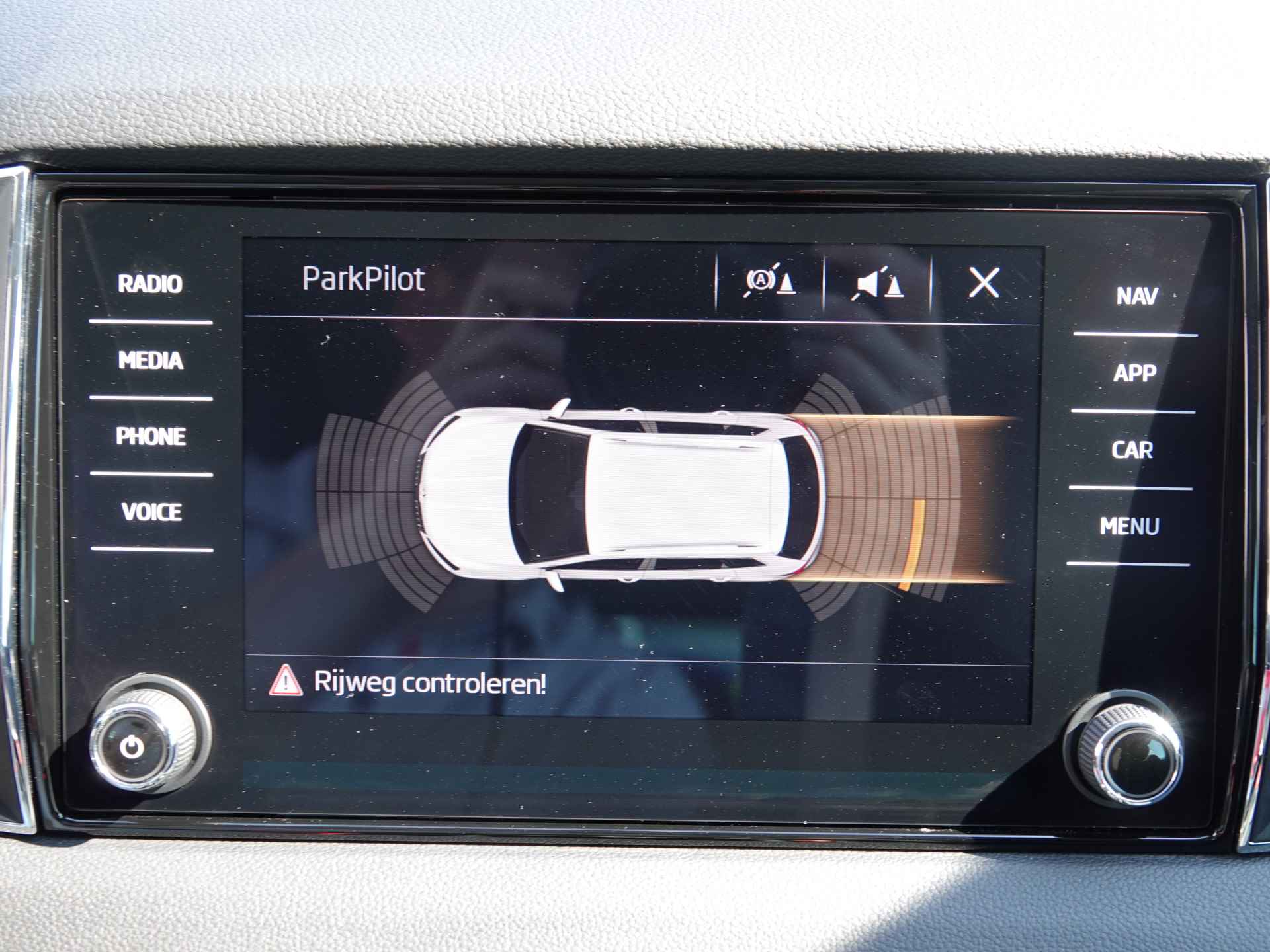 Škoda Karoq 1.0 TSI Clever Edition AUTOM. VOL LEER | CARPLAY | SIDE STEPS | CRUISE | ECC | LMV - 19/28