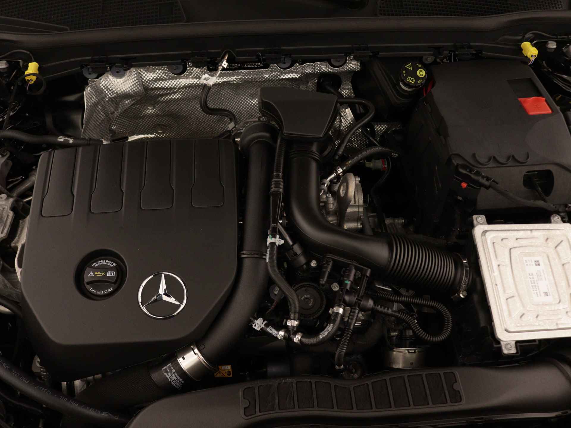 Mercedes-Benz CLA-Klasse Shooting Brake 180 AMG Line | Trekhaak | Keyless Go | Sfeerverlichting | Stoelverwarming | DAB | Parkeerpakket met camera | Inclusief 24 maanden Mercedes-Benz Certified garantie voor Europa. - 35/39