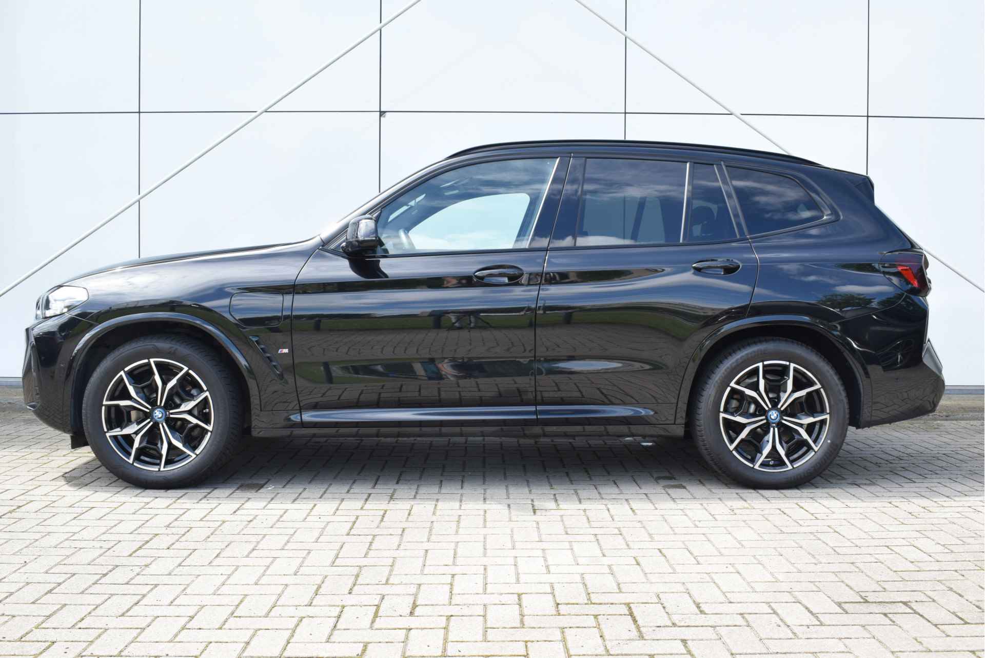 BMW X3 xDrive30e High Executive M Sport Automaat / Panoramadak / Stoelverwarming / Active Cruise Control / Parking Assistant / Live Cockpit Professional / Gesture Control - 3/29