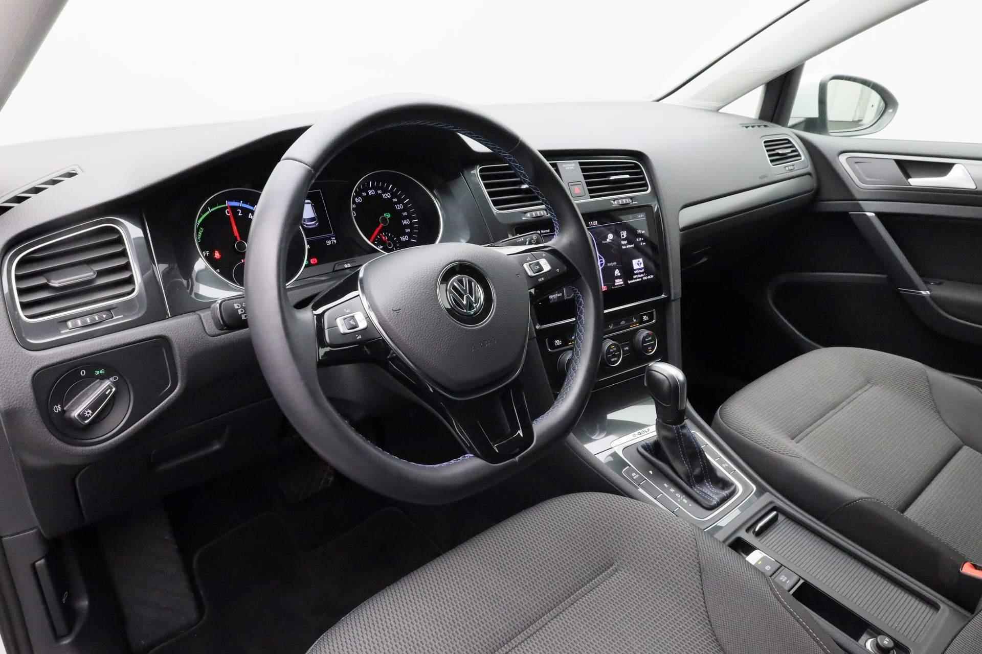 Volkswagen e-Golf 136PK E-DITION | Parkeersensoren voor/achter | Navi | Stoelverwarming | Climatronic - 2/37