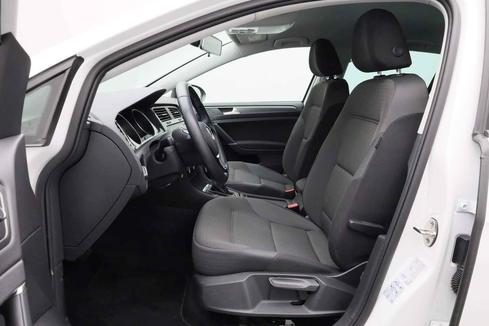Volkswagen e-Golf 136PK E-DITION | Parkeersensoren voor/achter | Navi | Stoelverwarming | Climatronic - 22/37