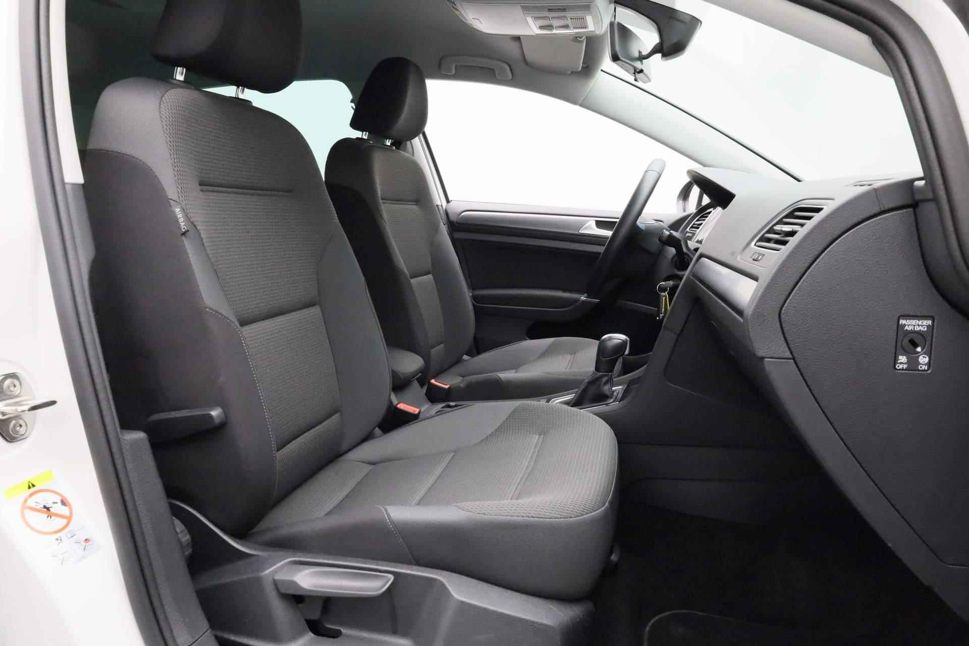 Volkswagen e-Golf 136PK E-DITION | Parkeersensoren voor/achter | Navi | Stoelverwarming | Climatronic - 33/37
