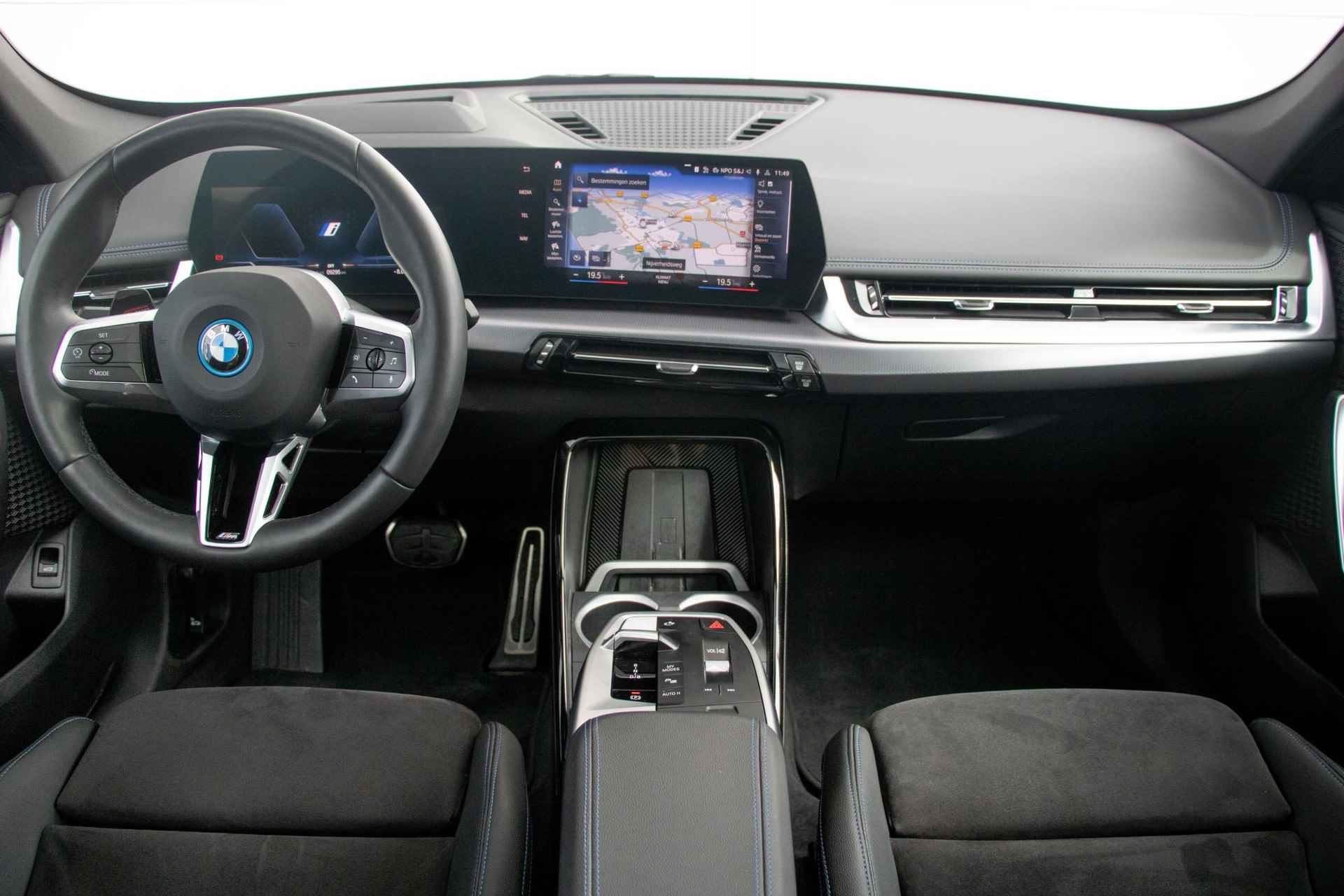 BMW iX1 xDrive30 Launch Edition | M-Sport |Innovation Pack | Travel Pack | Trekhaak - 4/34