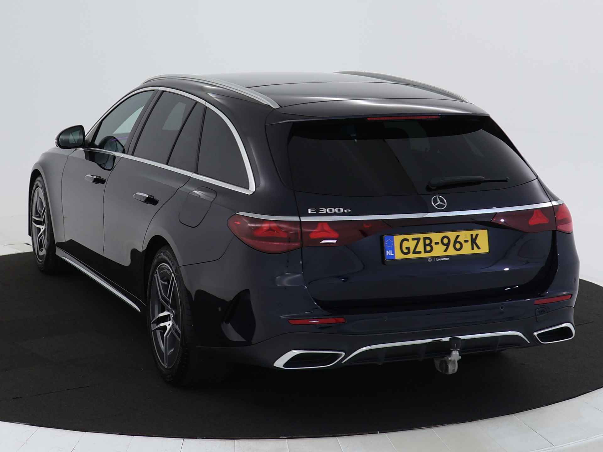 Mercedes-Benz E-Klasse Estate 300 e AMG Plug-In Hybride | AMG Styling | Trekhaak | Digital light | Keyless go | Distronic | Keyless go | Memory Pakket voorsteoelen. Inclusief 24 maanden MB Certified garantie voor Europa. - 17/45